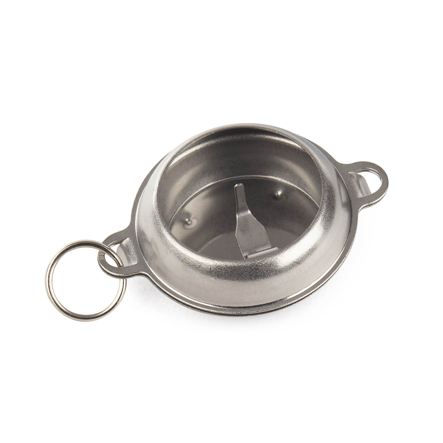 Kleine silberne Metallpfanne mit einem kleinen Griff und einem Ring, geeignet für Tischdekorationen oder Sammelzwecke.