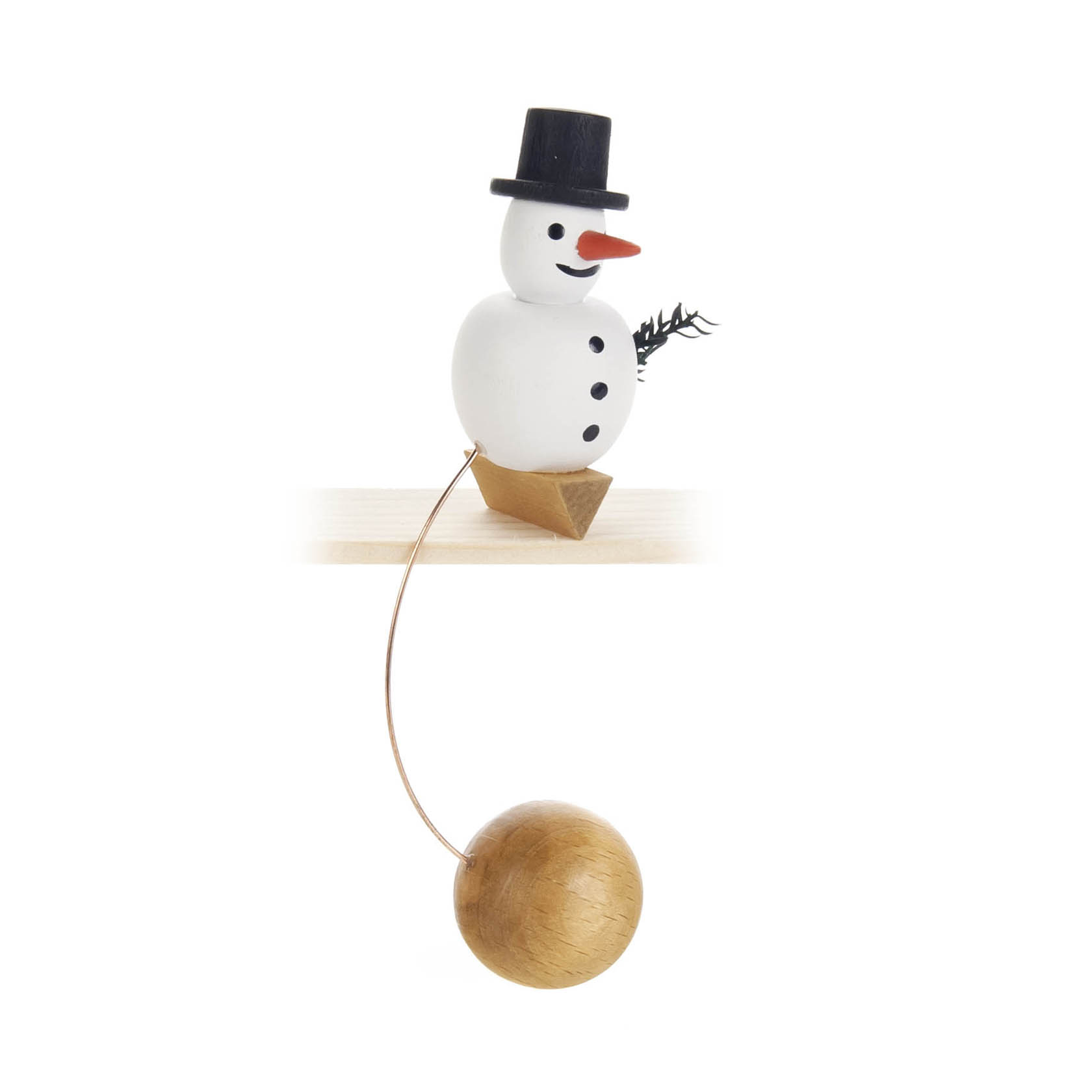 Eine dekorative Schaukelfigur in Form eines Schneemanns mit Zylinder, Karottennase und schwarzen Knöpfen, balancierend auf einem kugelförmigen Fuß aus Holz. im Dregeno Online Shop günstig kaufen