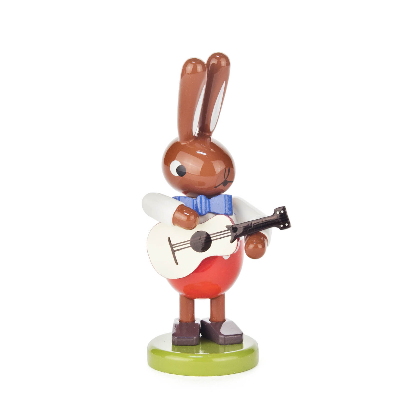 Ein kleines, bunt bemaltes Holzfigürchen in Form eines Hasen, der eine Gitarre hält und spielt. im Dregeno Online Shop günstig kaufen