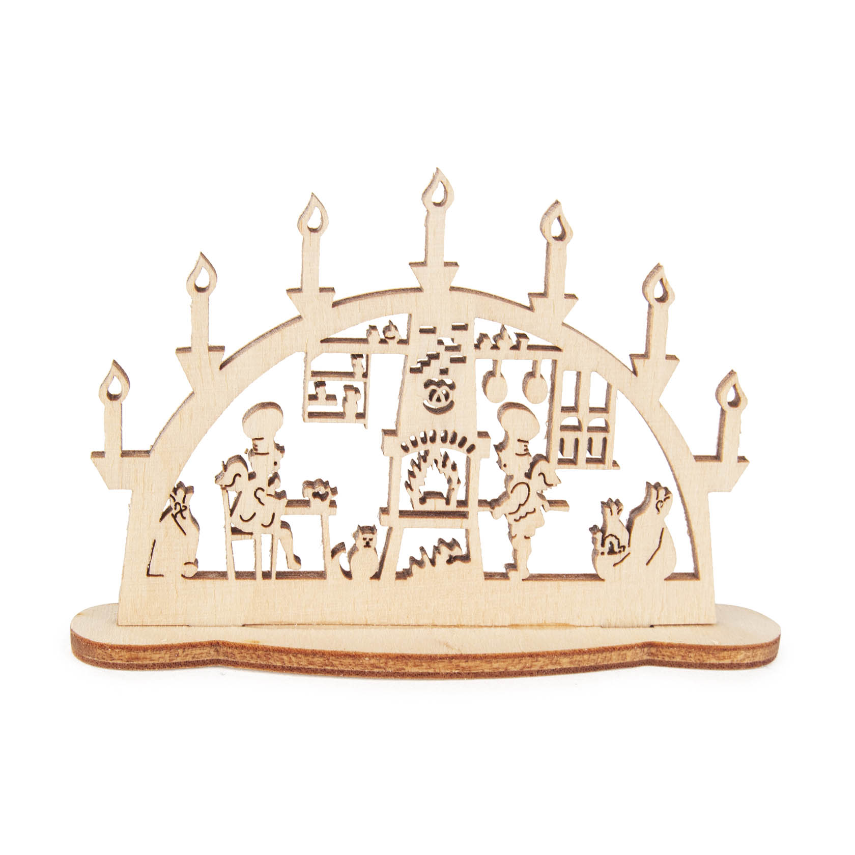 Holzschnitt eines Mini-Schwibbogens mit weihnachtlicher Backstube. Figuren: Bäcker mit Hut und Schürze, Backofen und dekorative Kerzen. im Dregeno Online Shop günstig kaufen