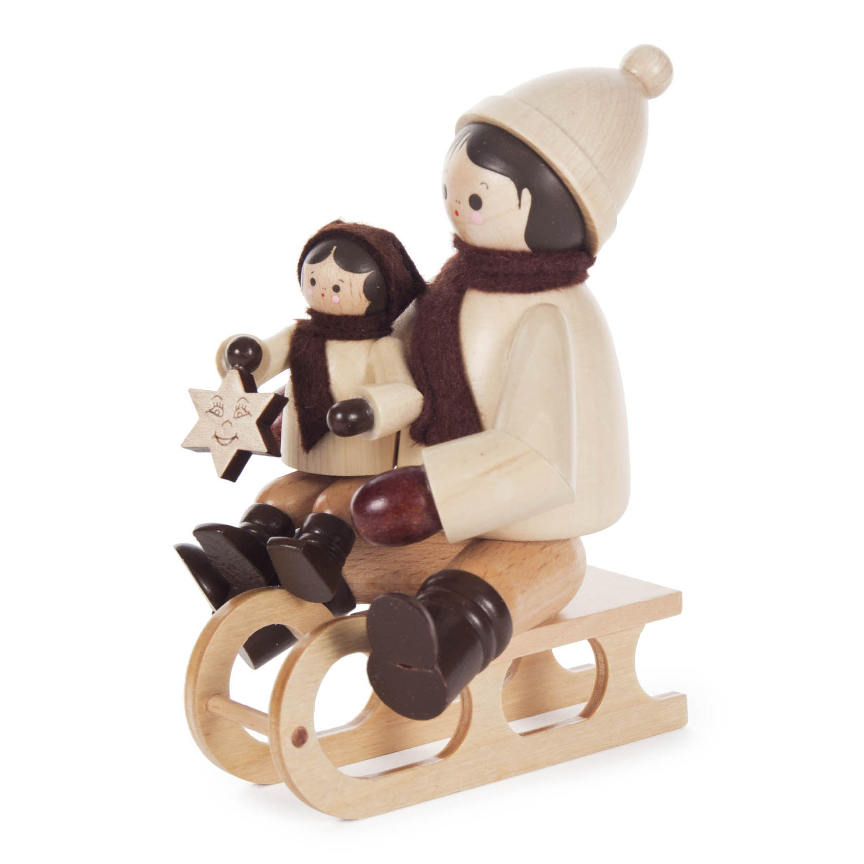 Holzfigur einer Schlittenfahrerin mit Kind auf einem Schlitten. Beide tragen Winterkleidung und einen braunen Schal. Das Kind hält einen Stern in der Hand. im Dregeno Online Shop günstig kaufen