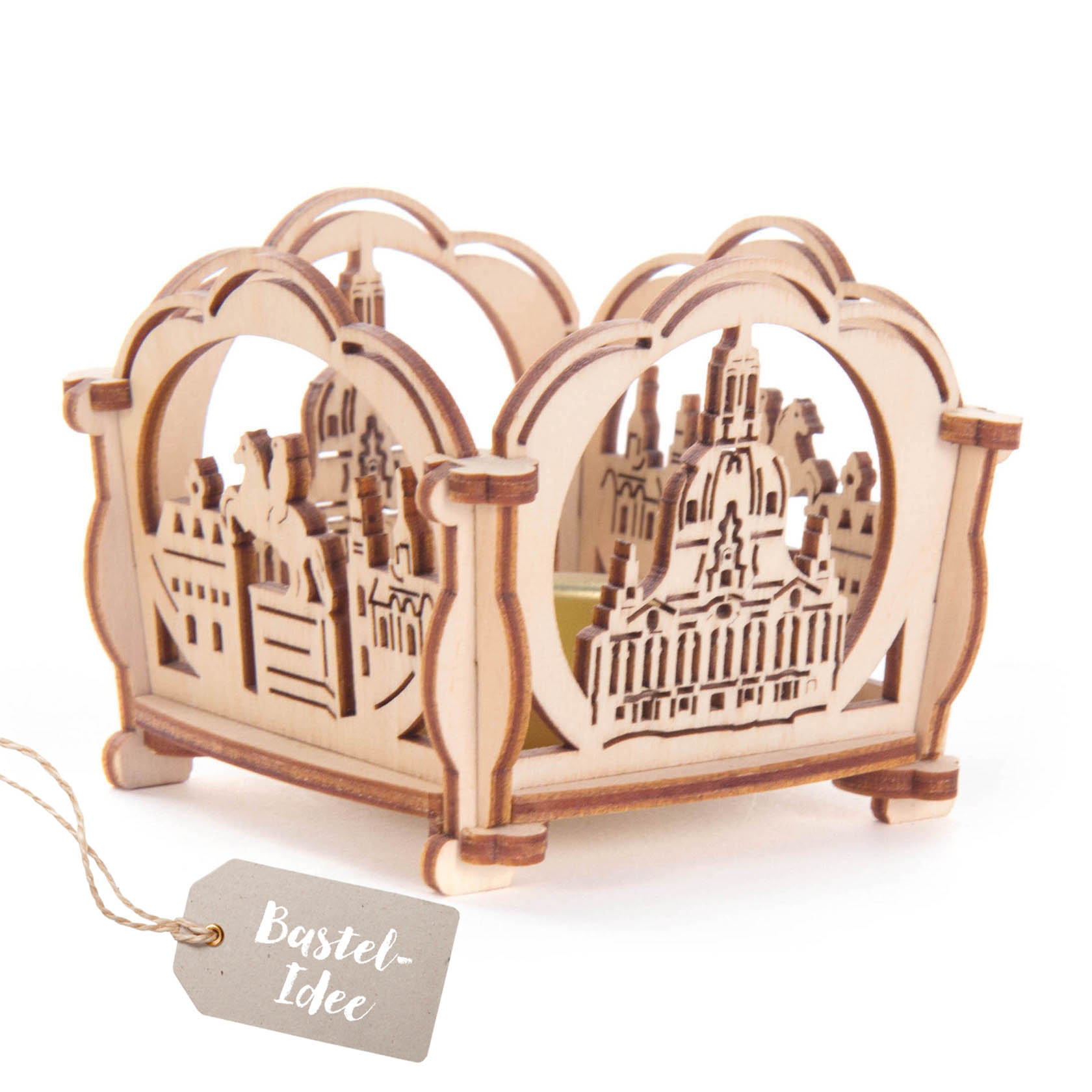 Holzbastelset für einen Teelichthalter mit dem filigranen Motiv der Dresdner Frauenkirche, bestehend aus ineinandersteckbaren Teilen. im Dregeno Online Shop günstig kaufen