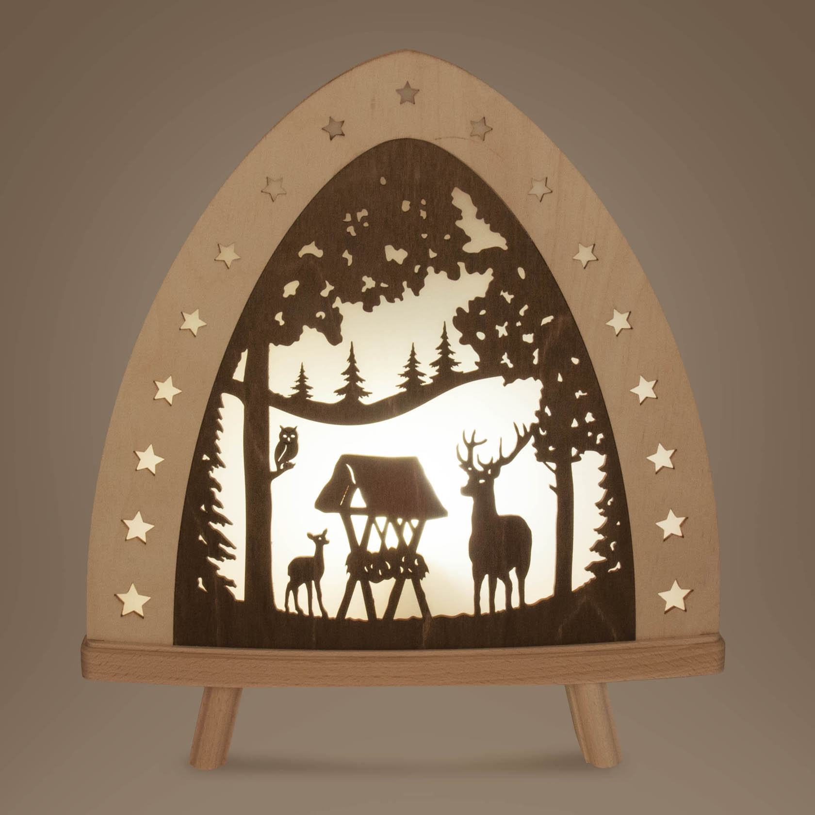 Holz-Leuchtdekoration in Zeltform mit einem Hirsch, Reh, Futterkrippe und einer Eule im Vordergrund. Hintergrund besteht aus Bäumen und Sternen.