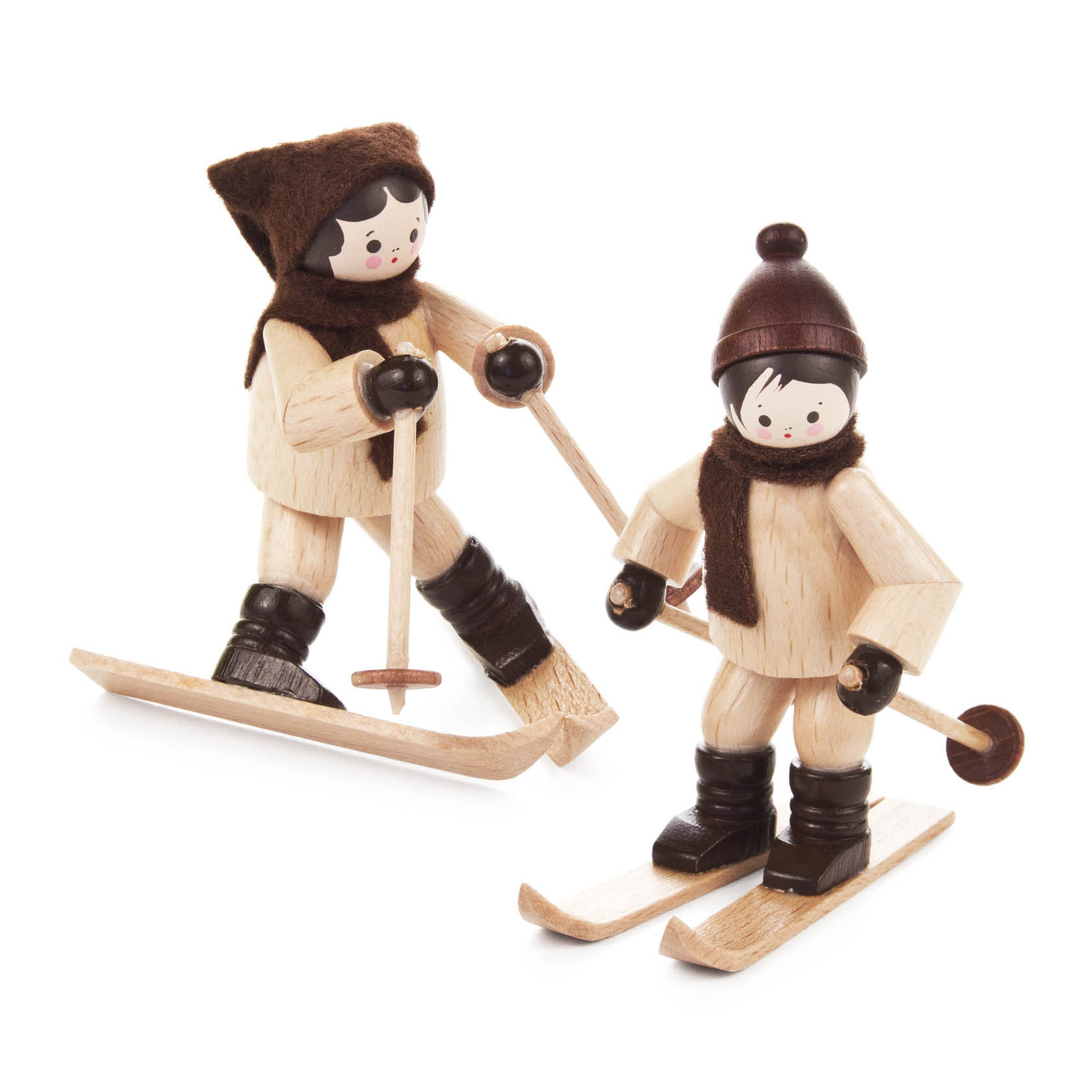 Zwei hölzerne Figuren als Skifahrer in winterlichen Outfits mit Skiern und Skistöcken. im Dregeno Online Shop günstig kaufen