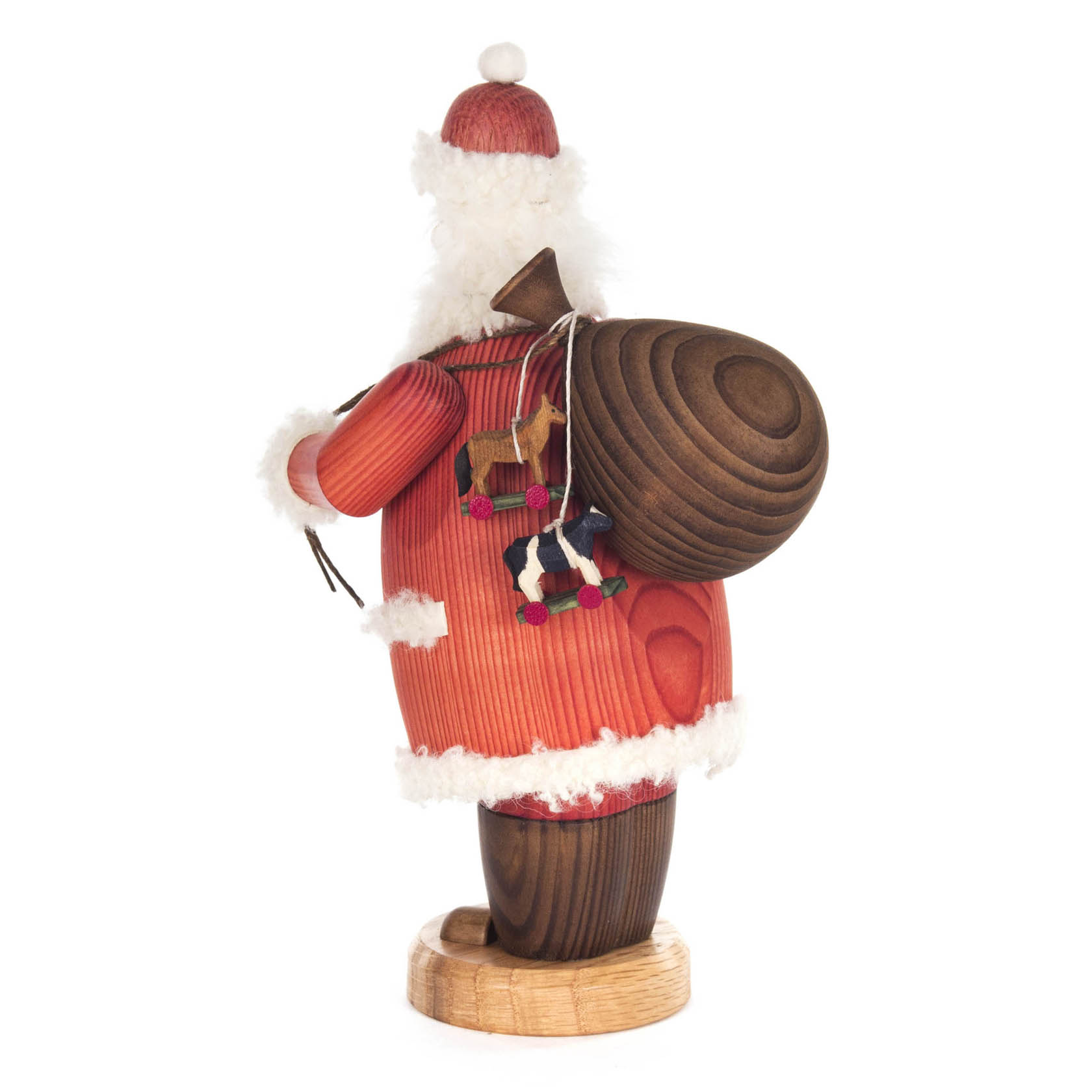 Ein traditioneller Räuchermann in Form eines Weihnachtsmanns aus Holz, mit rotem Mantel und Mütze, einem großen braunen Sack auf dem Rücken und weißem Bart.