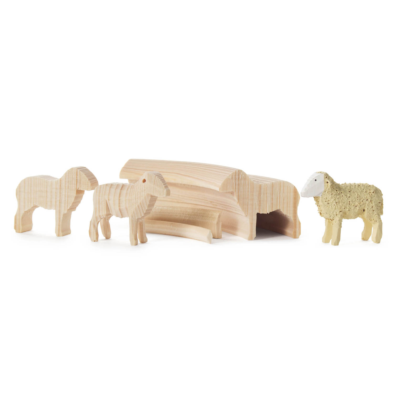 Drei Holztierfiguren in Schafform und eine Gruppe Holzreifen zur Werkstattverarbeitung. im Dregeno Online Shop günstig kaufen