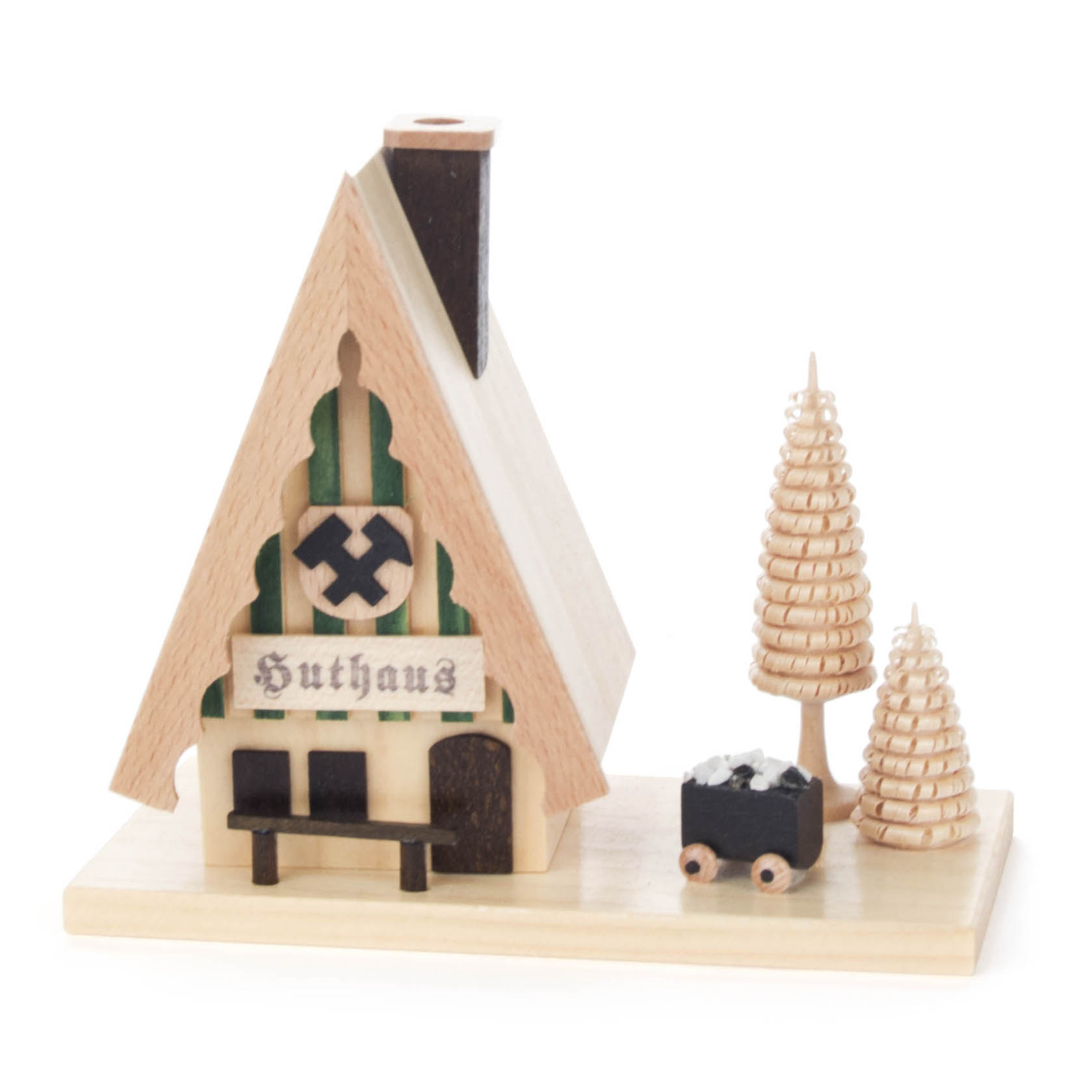 Ein kleines, hölzernes Räucherhaus in Form eines Huthauses mit einem schwarzen Schornstein. Neben dem Haus stehen zwei dekorative Bäume und ein kleiner, schwarzer Ofen. im Dregeno Online Shop günstig kaufen