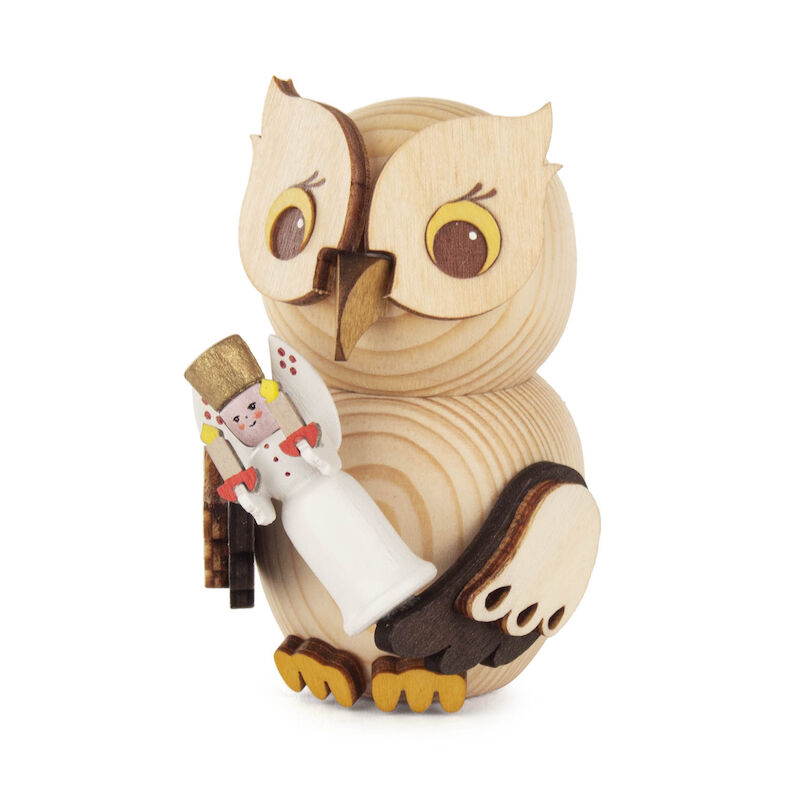 Eine hölzerne Mini-Eule mit detailreichen Schnitzereien hält einen kleinen Engel in den Vorderfüßen. Der Engel ist weiß und gold verziert. im Dregeno Online Shop günstig kaufen