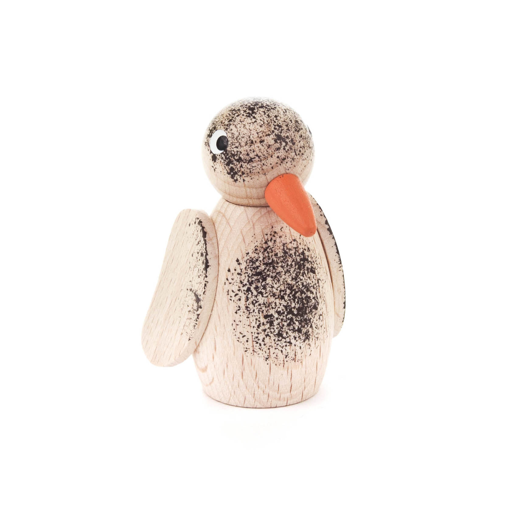 Holzfigur eines Vogels mit schwarzer Sprenkelung und orangefarbenem Schnabel.