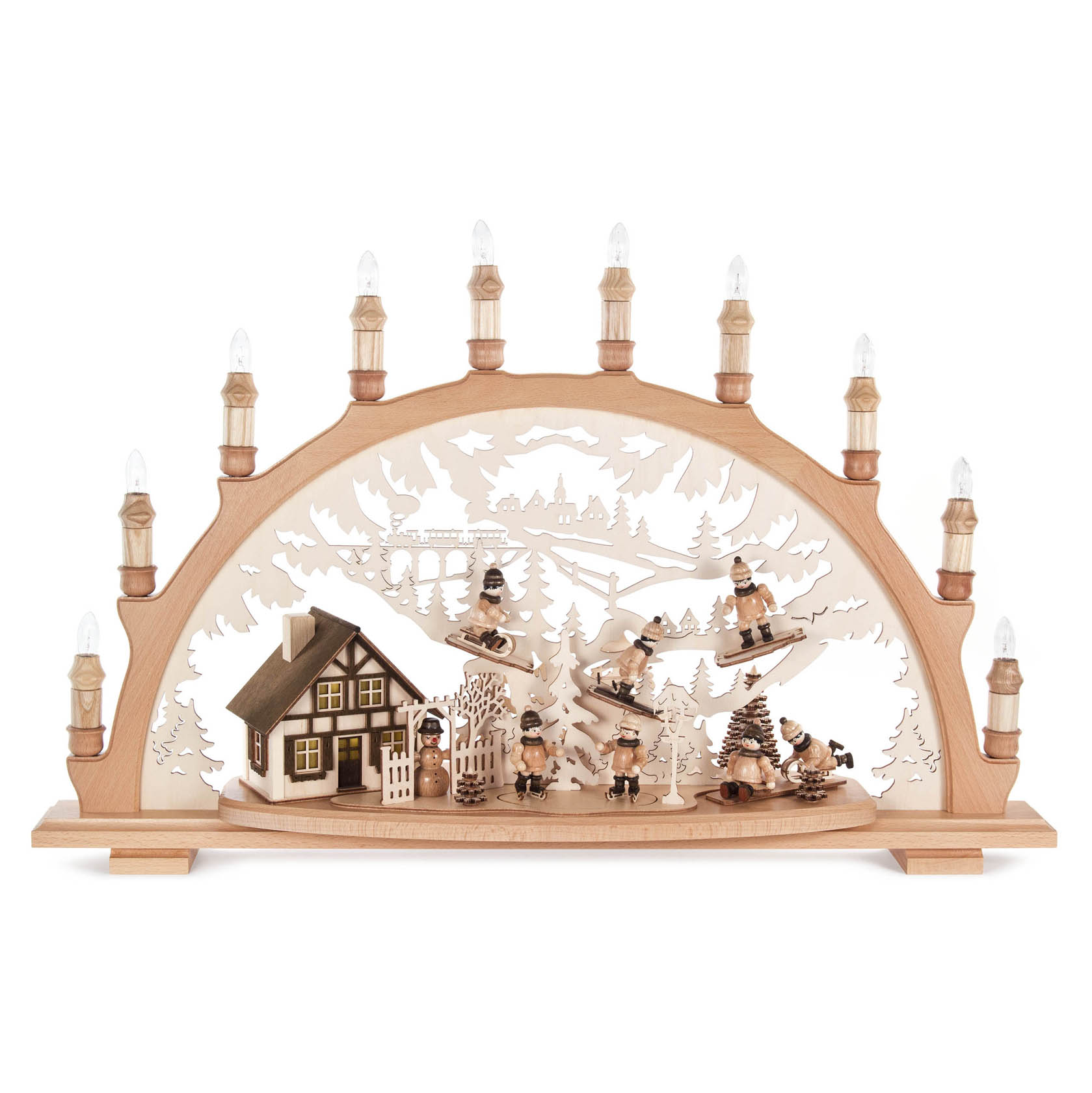 Ein Schwibbogen aus Holz mit elektrischen Kerzenlampen. Darauf sind Wintersportler und ein beleuchtetes Haus zu sehen, umgeben von winterlichen Bäumen. im Dregeno Online Shop günstig kaufen