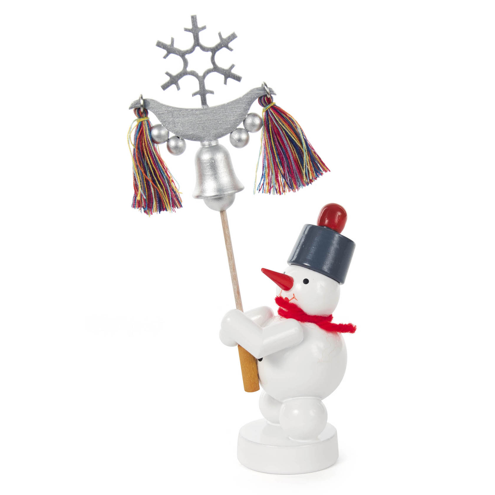 Ein kleiner Schneemann aus Holz mit einem roten Schal, schwarzem Zylinder und einer roten Nase, hält ein Schellenbaum mit bunten Quasten und Glöckchen. im Dregeno Online Shop günstig kaufen