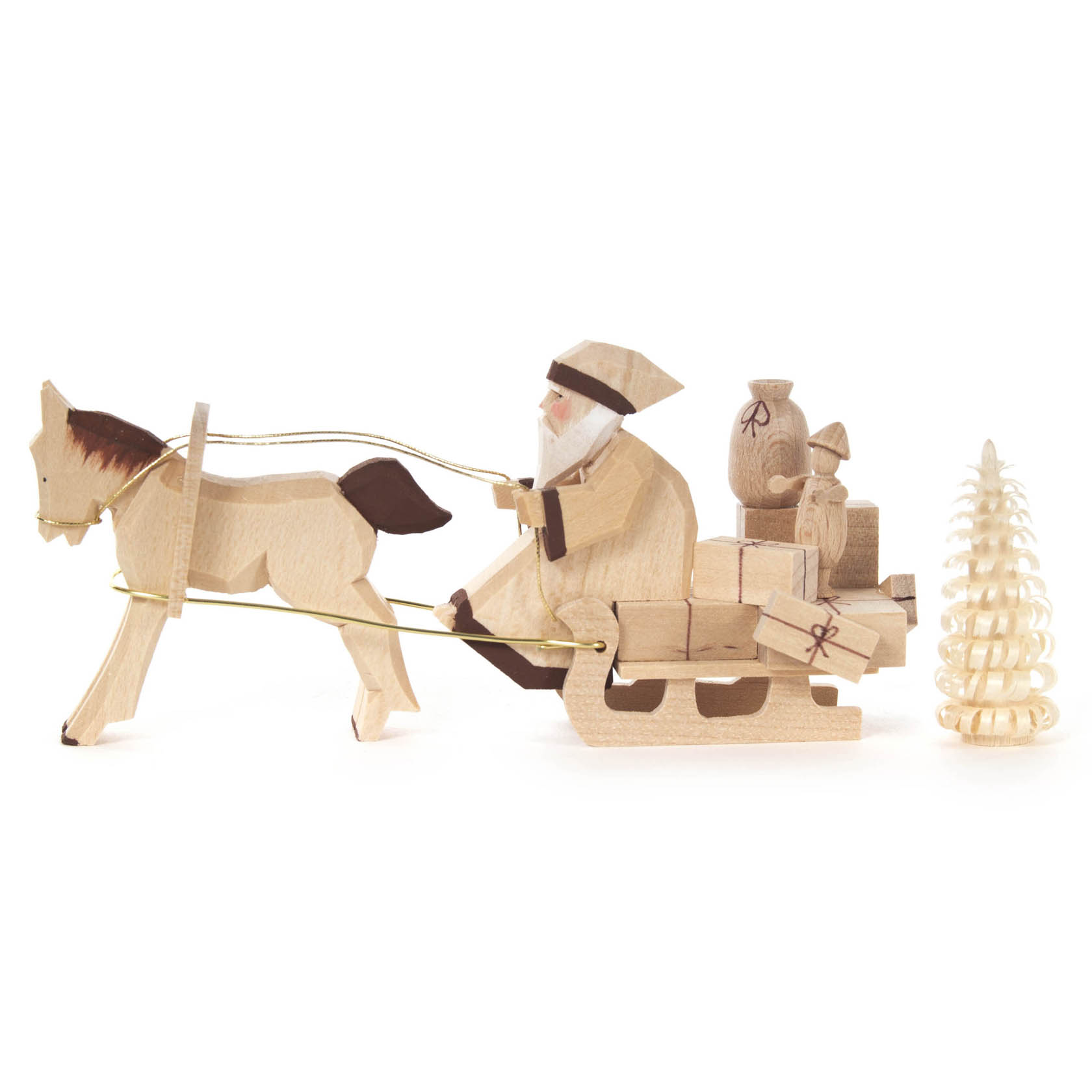 Eine geschnitzte Holzfigur zeigt einen Weihnachtsmann auf einem Pferdeschlitten mit Geschenken und einem kleinen geschnitzten Baum. im Dregeno Online Shop günstig kaufen