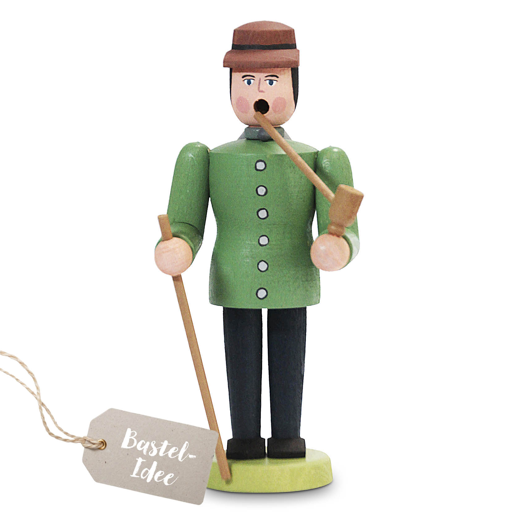 Ein handgefertigtes Räuchermännchen in Form eines Wandermanns. Er trägt einen grünen Mantel, schwarzen Hut, Pfeife im Mund und hält einen Wanderstock. im Dregeno Online Shop günstig kaufen