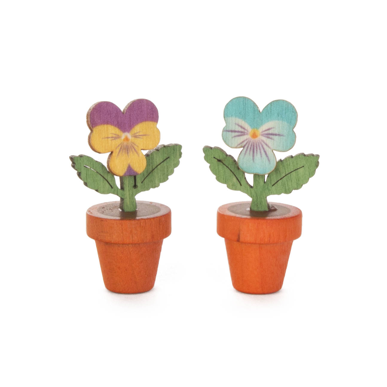Zwei kleine Stiefmütterchen-Dekofiguren aus Holz, eines in Gelb-Violett, das andere in Türkis-Weiß, jeweils in einem kleinen, orangefarbenen Blumentopf. im Dregeno Online Shop günstig kaufen