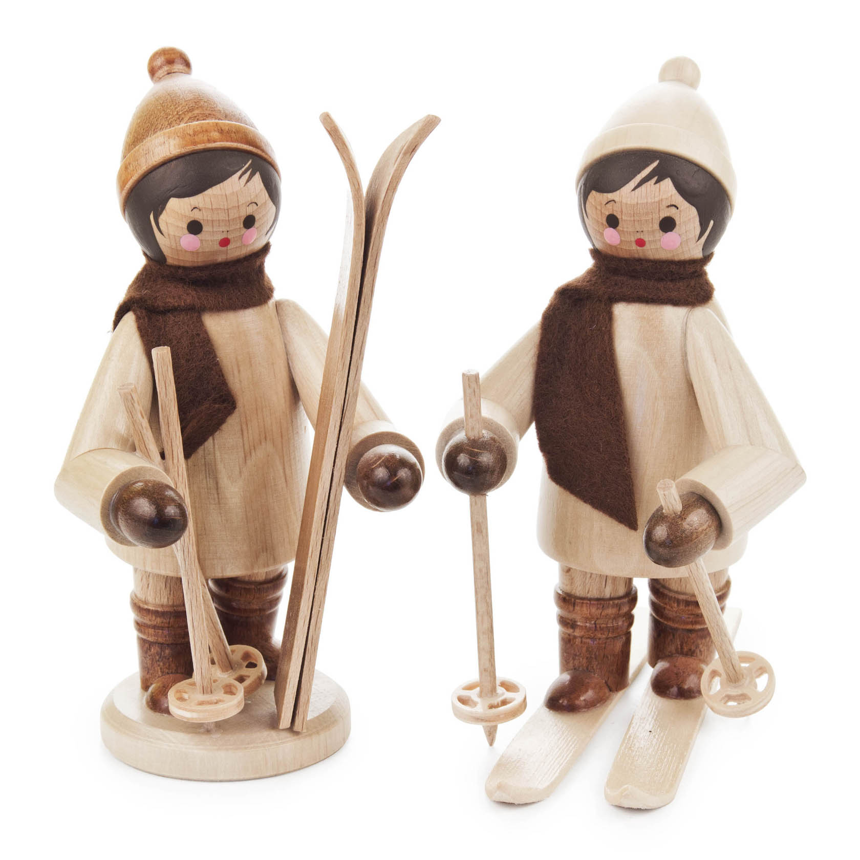 Zwei handgefertigte Holzfiguren, die Kinder auf Skiern darstellen, mit braunen Hüten und Schals, halten Skistöcke aus Holz. im Dregeno Online Shop günstig kaufen