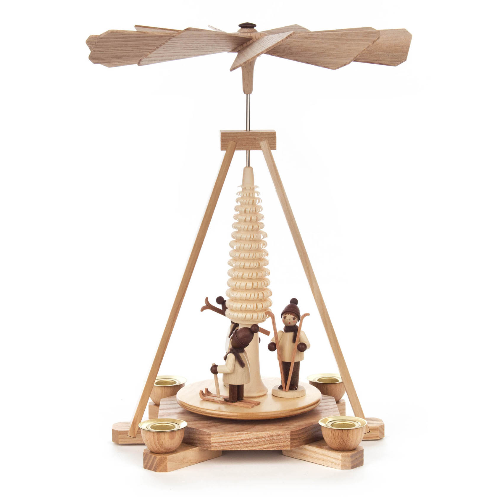 Holzpyramide mit zwei Figuren im Skifahrer-Outfit, Tannenbaum in der Mitte, dreieckiger Rahmen mit Flügelrad oben.