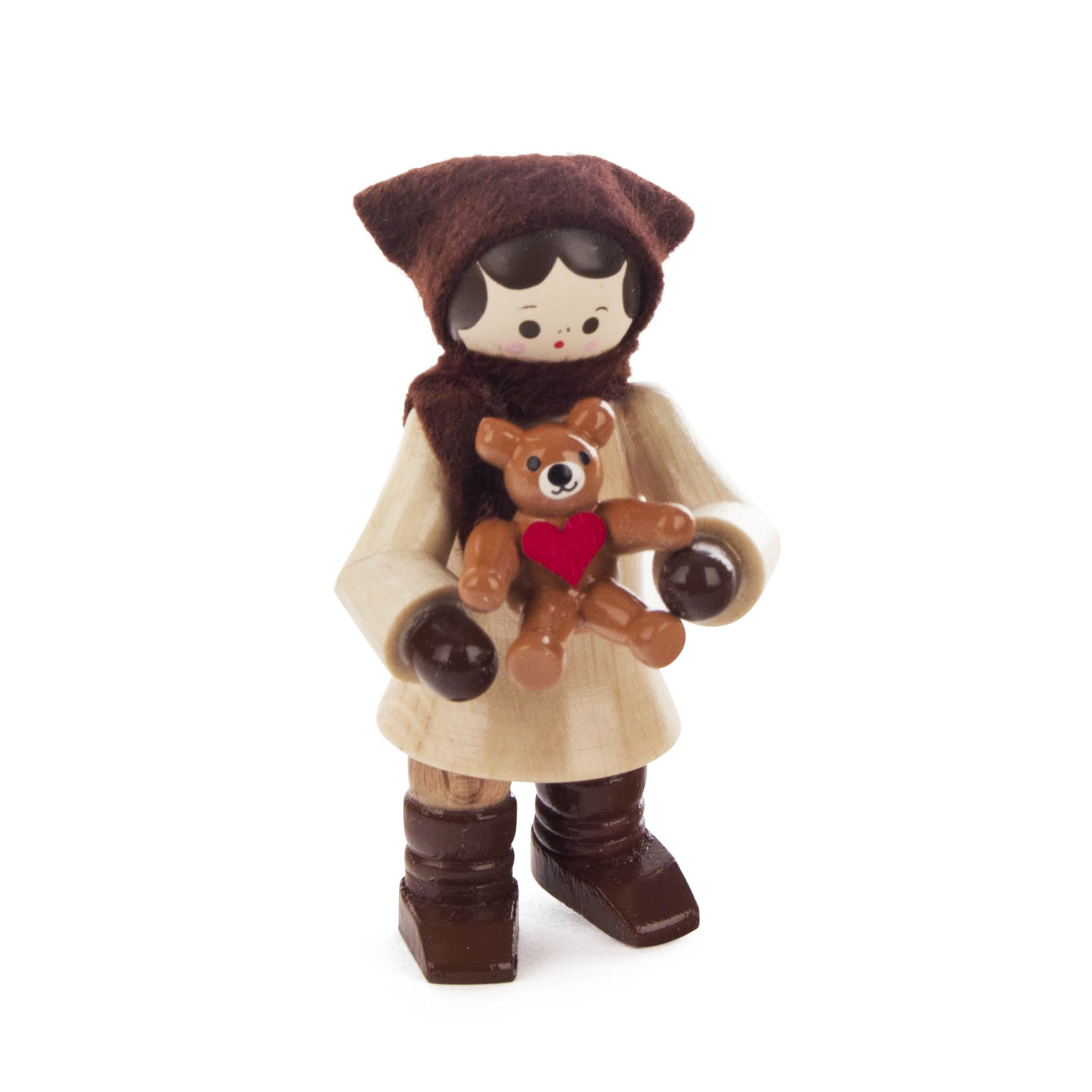 Holzfigur eines Mädchens mit brauner Kapuze und einem Schal, das einen kleinen Teddybär mit rotem Herzen hält. im Dregeno Online Shop günstig kaufen