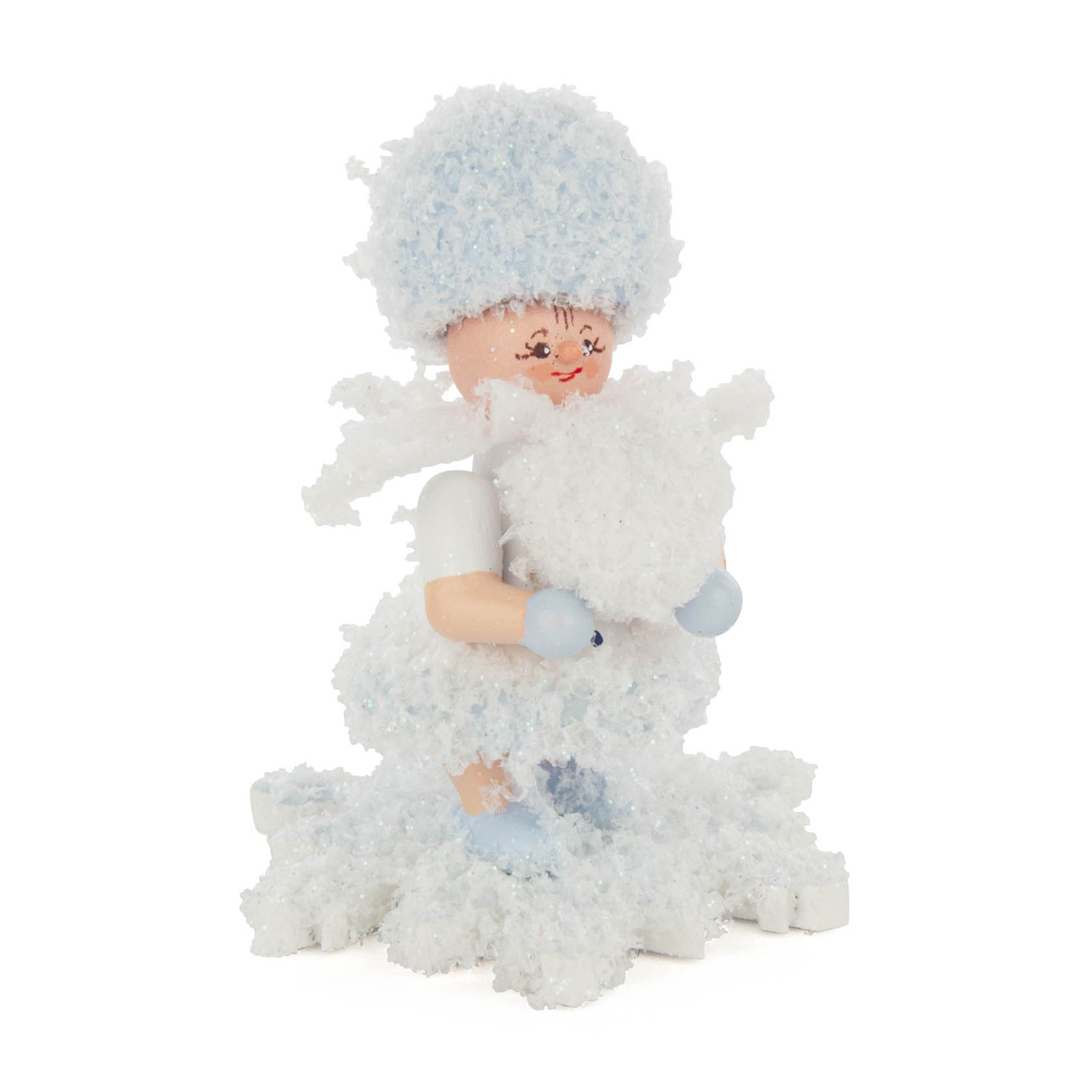 Kleine Figur eines Mädchens in blau-weißem Outfit, hält eine Schneekugel und ist dekoriert mit künstlichem Schnee. im Dregeno Online Shop günstig kaufen