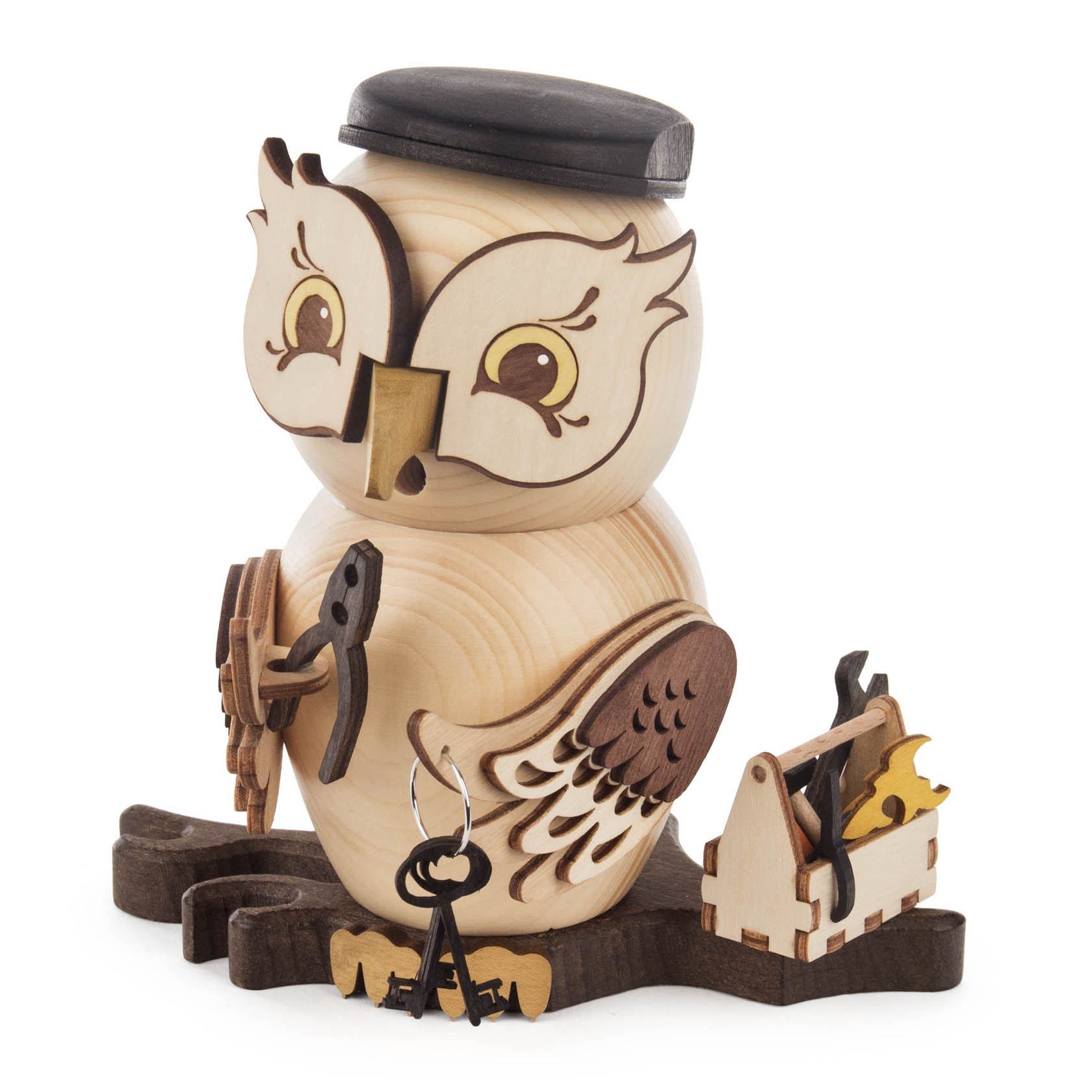 Holzeule mit schwarzem Hut, Pfeife, Werkzeug in den Flügeln und Schlüssel. Steht vor einer Werkzeugkiste und einem Ast. im Dregeno Online Shop günstig kaufen