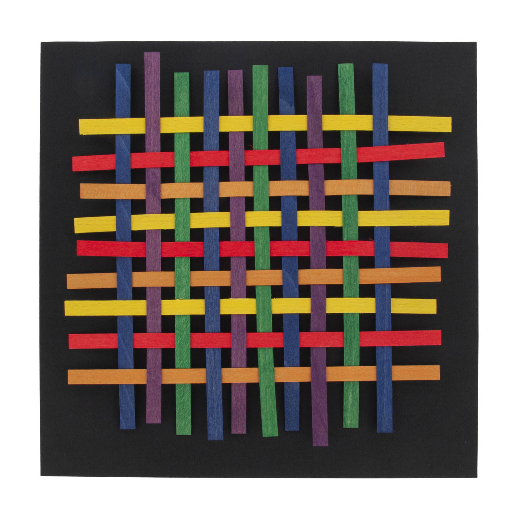Buntes Gitter aus verflochtenen Holzspänen in verschiedenen Farben auf schwarzem Hintergrund. im Dregeno Online Shop günstig kaufen