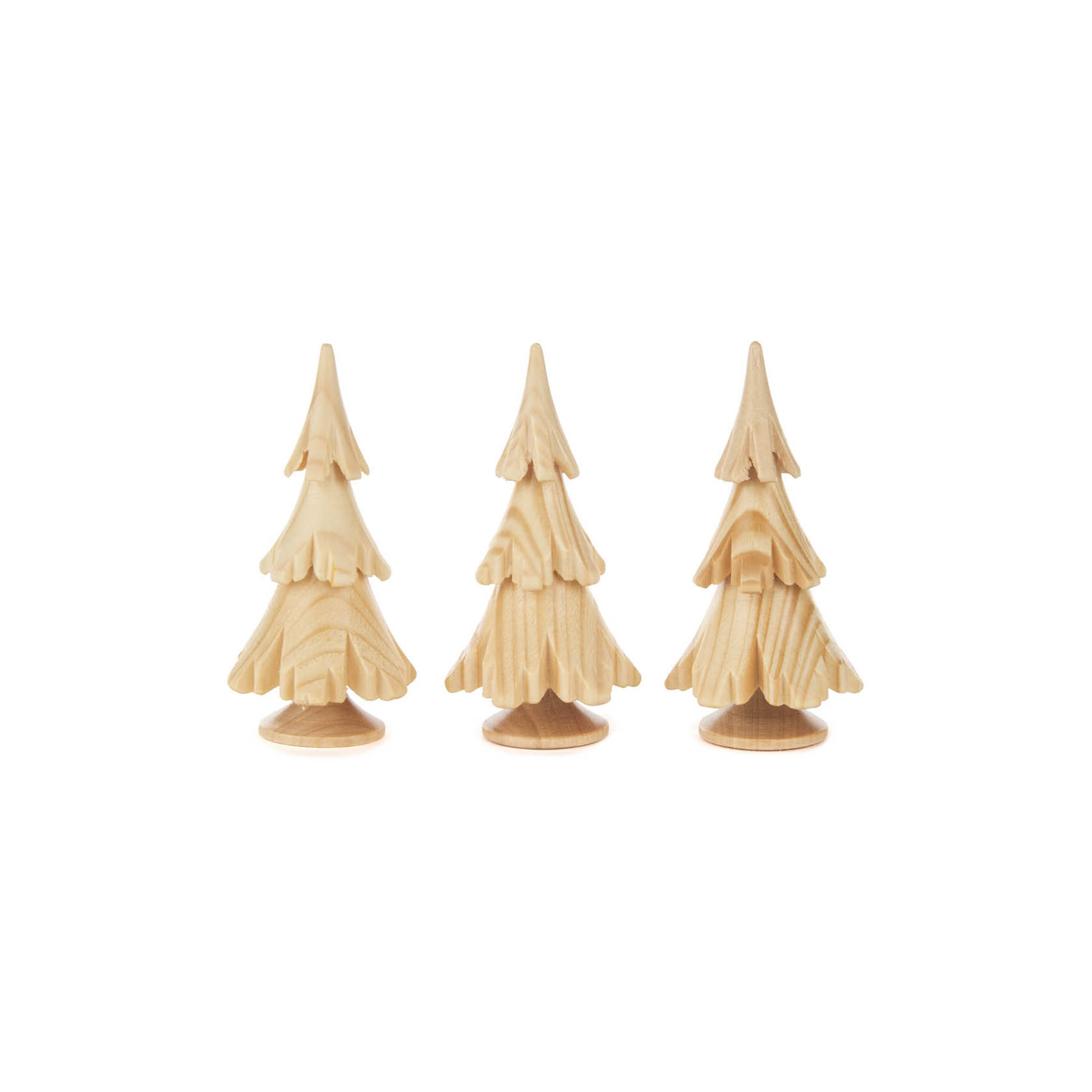 Drei kleine Weihnachtsbäume aus naturbelassenem Massivholz, jede 6,5 cm hoch, mit detaillierten, handgeschnitzten Zweigen. im Dregeno Online Shop günstig kaufen