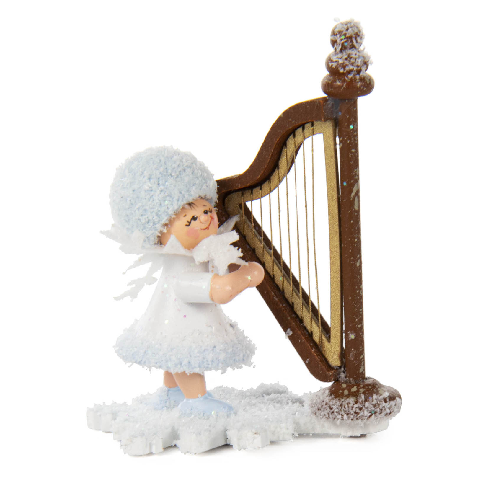 A small figurine of a girl dressed as a snowflake, wearing a fluffy hat and boots, playing a harp. She stands on a snowy base. im Dregeno Online Shop günstig kaufen