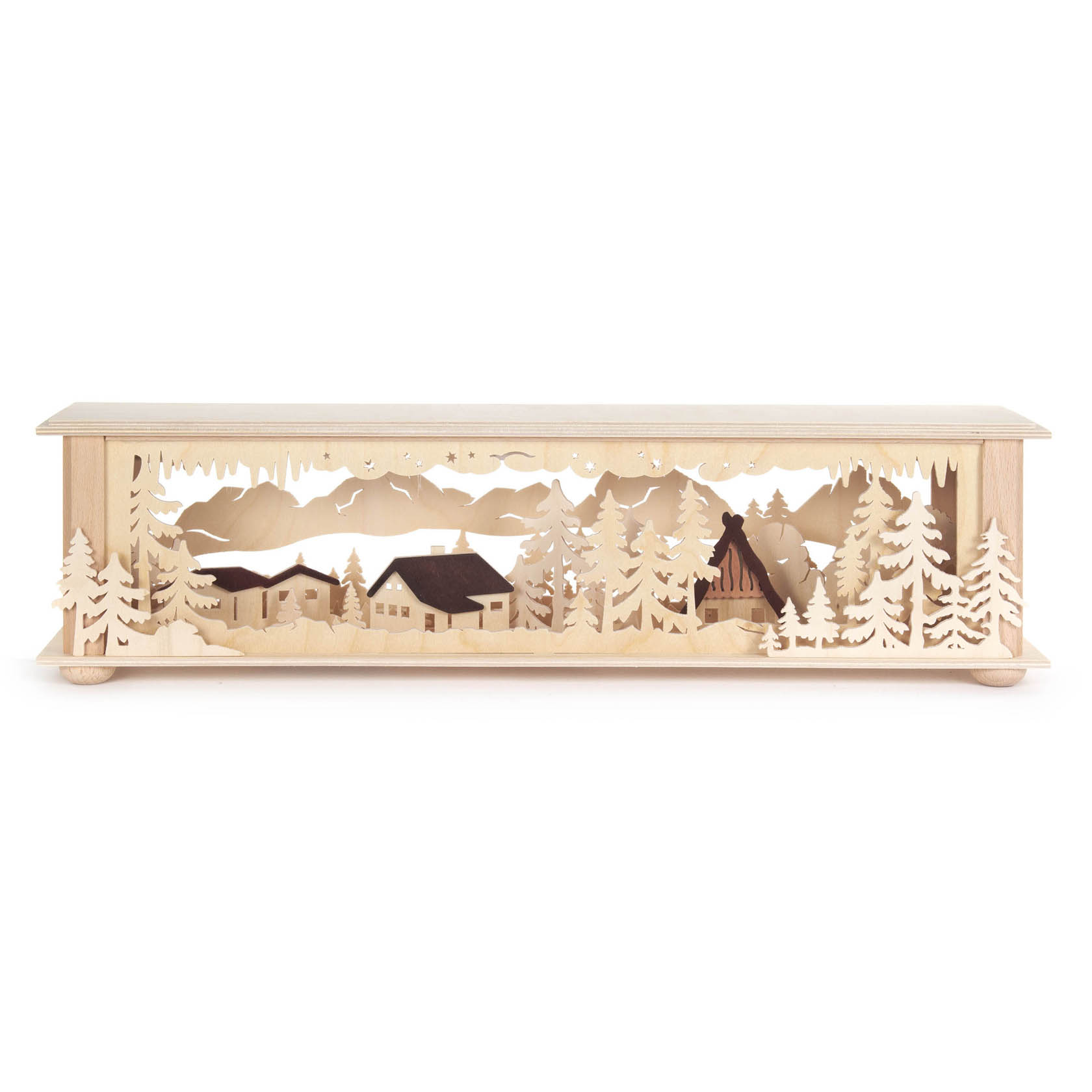 Holzschnitzerei eines kleinen, beleuchteten Hauses in einer Berglandschaft mit Bäumen und einem Stall. im Dregeno Online Shop günstig kaufen