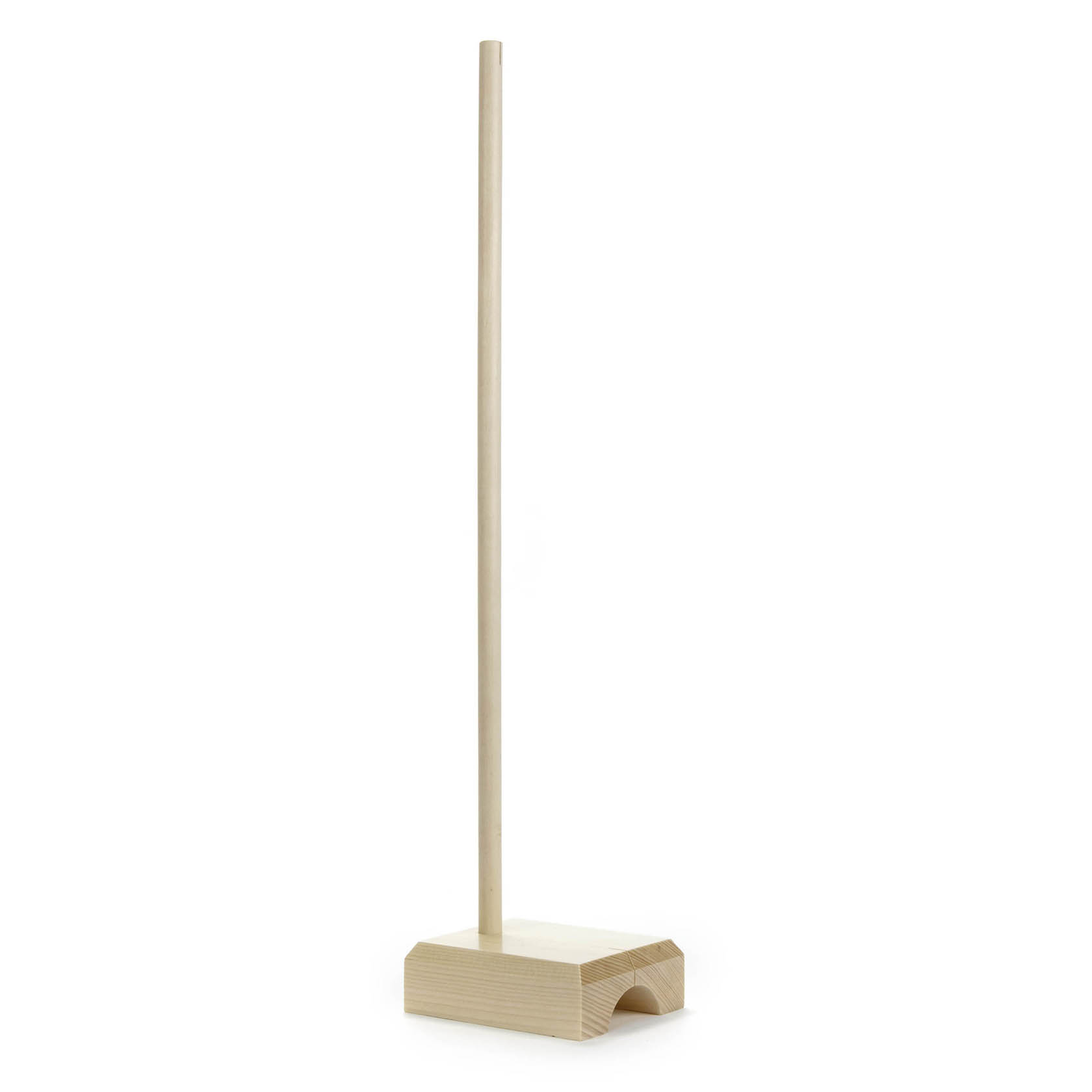 Ein einfacher Einzeldisplay aus Holz, bestehend aus einem senkrecht stehenden Stab und einer rechteckigen Basis, zur Präsentation einer Kletterfigur. im Dregeno Online Shop günstig kaufen