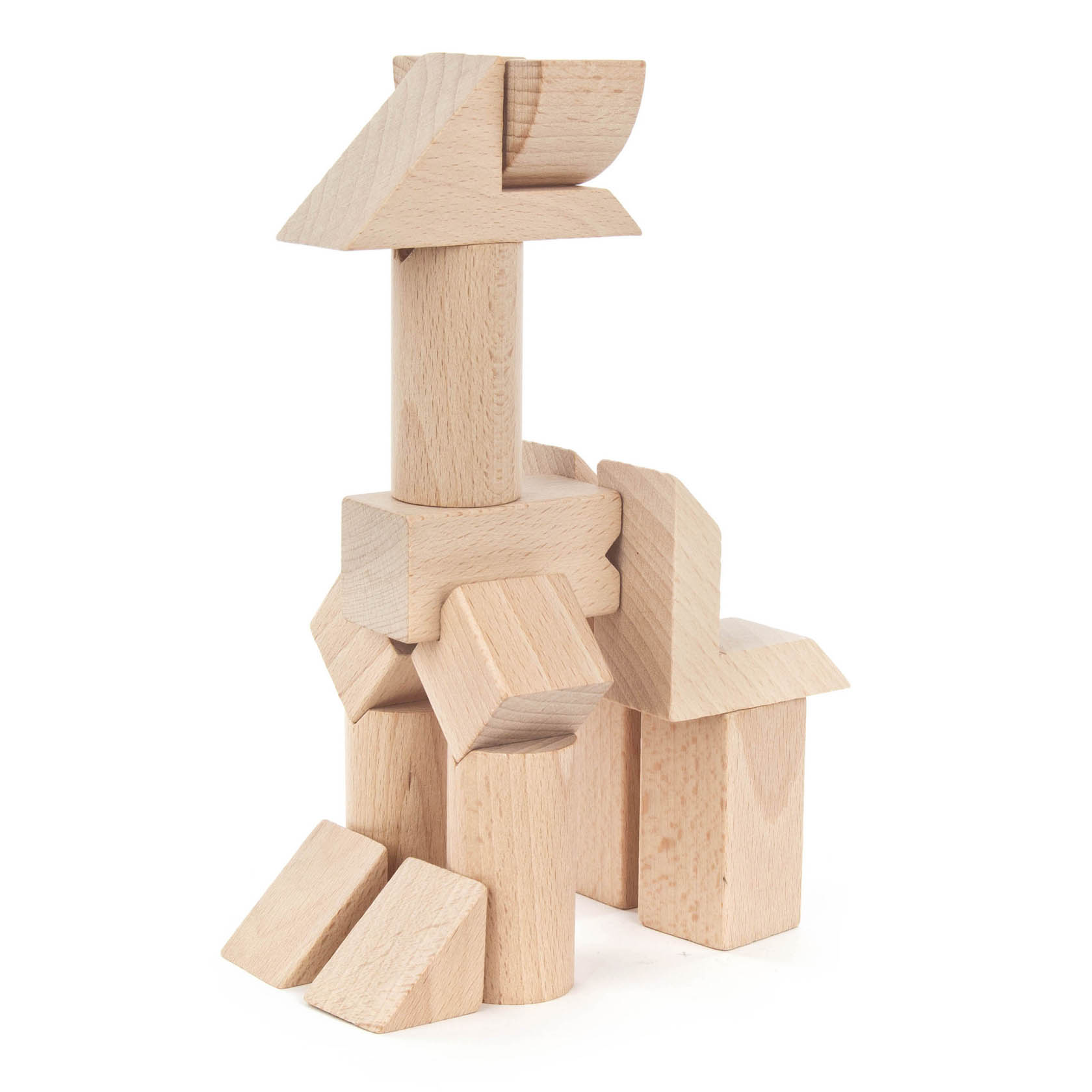 Spielzeug-Baukasten 'Tsumiki' mit naturbelassenen Holzbausteinen, als eine balancierende Skulptur in Form eines Turms aufgebaut.