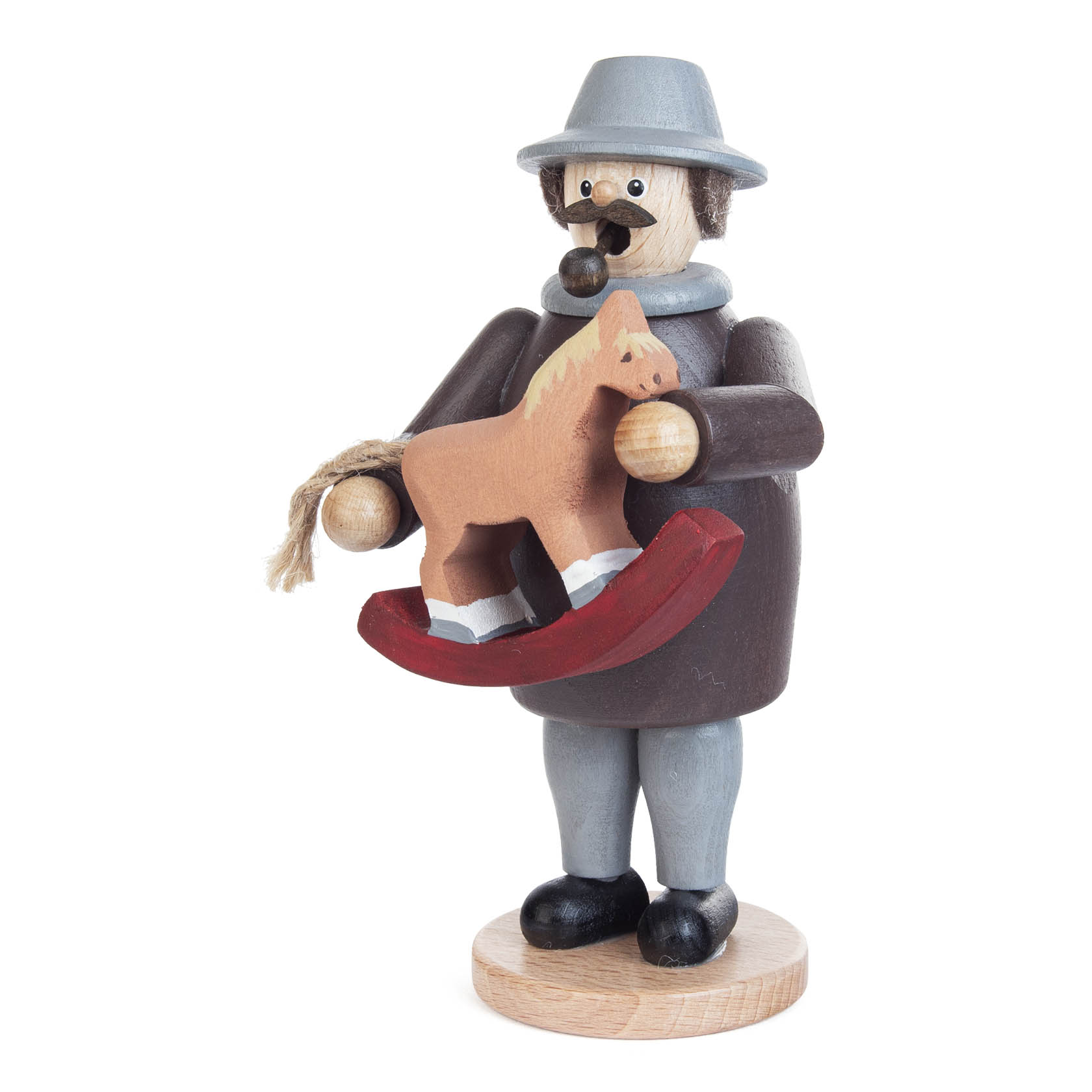 Eine Holzfigur, ein Räuchermann, hält ein kleines hölzernes Schaukelpferd. Der Räuchermann trägt einen blauen Hut und eine Pfeife im Mund.