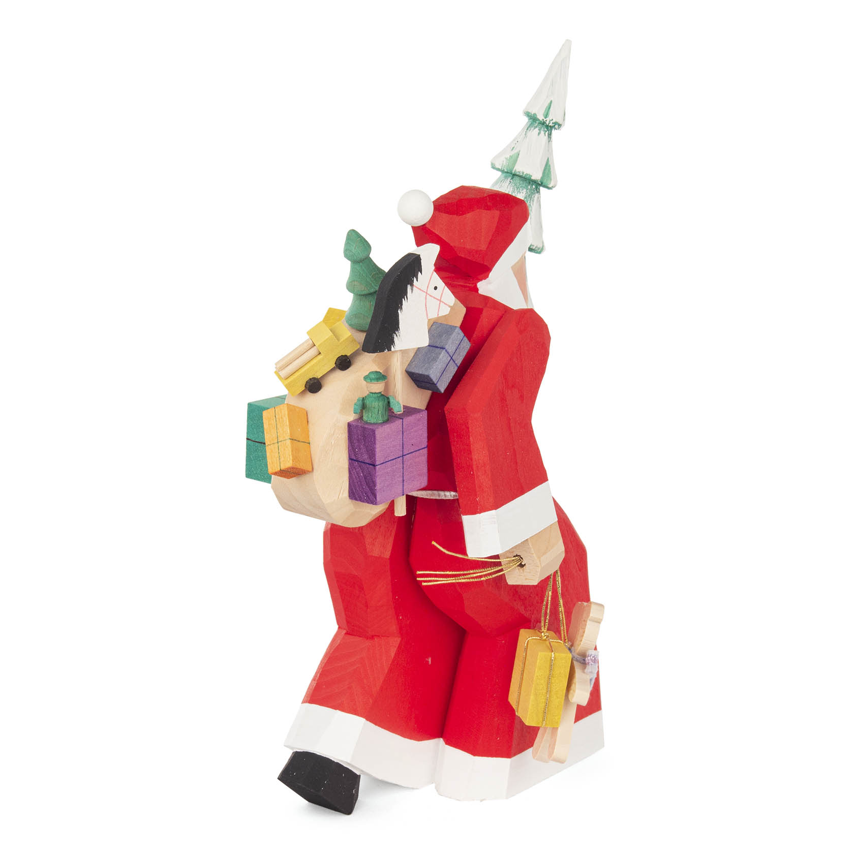 Holzfigur eines Weihnachtsmanns in rotem Anzug, der einen Sack mit Geschenken und einen geschmückten Baum trägt. Einige Geschenke hält er in der Hand.