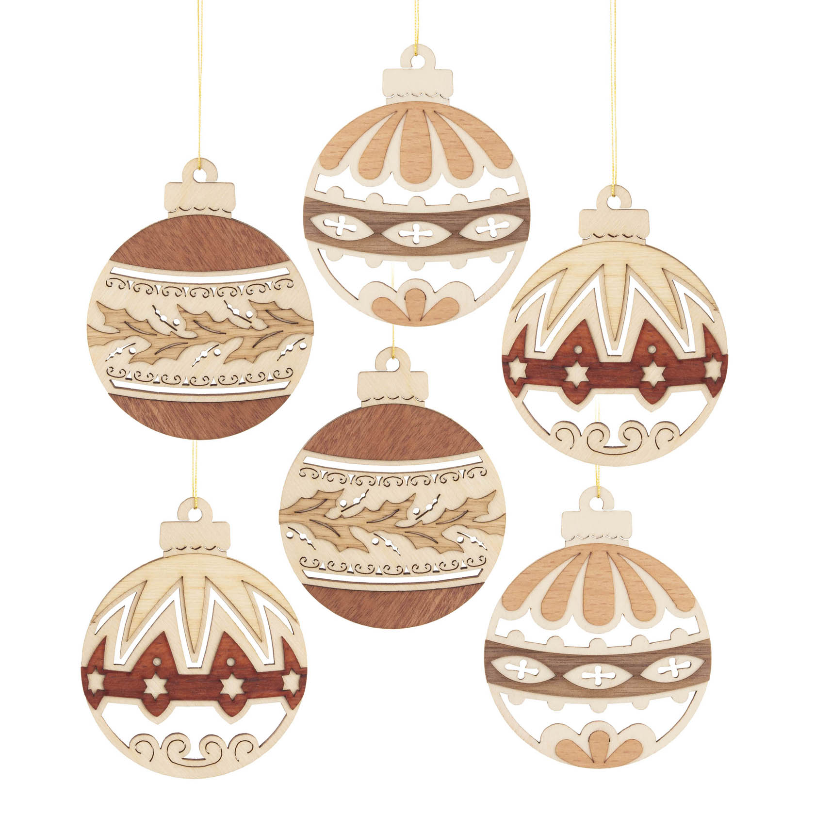 Sechs dekorative Christbaumkugeln aus Holz mit geschnitzten Mustern und goldenen Aufhängebändern. im Dregeno Online Shop günstig kaufen