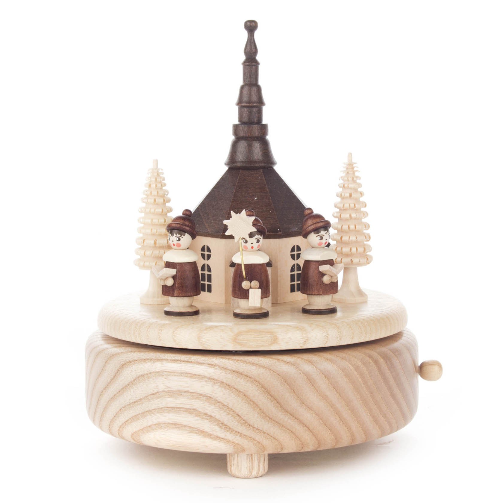 Holzspieldose mit einer miniaturisierten Seiffener Kirche und drei braunen Kurrendefiguren, umgeben von zwei kleinen Bäumen. im Dregeno Online Shop günstig kaufen