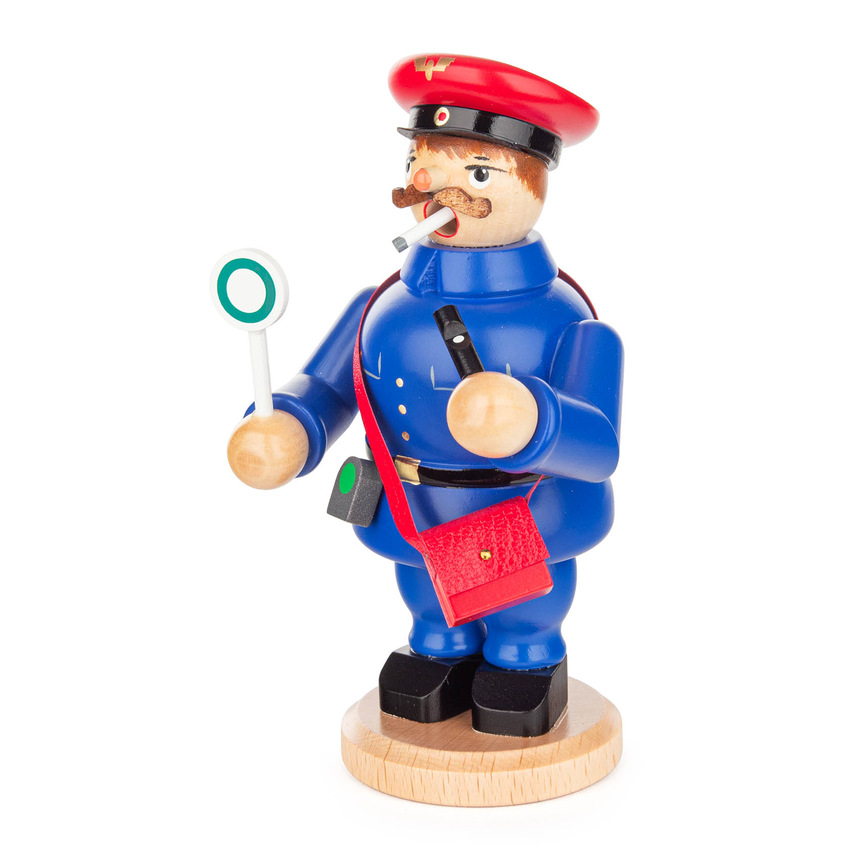 Mini-Räuchermann in Form eines Eisenbahners in blauer Uniform mit roter Mütze. Er hält ein Signalstab und eine rote Tasche.