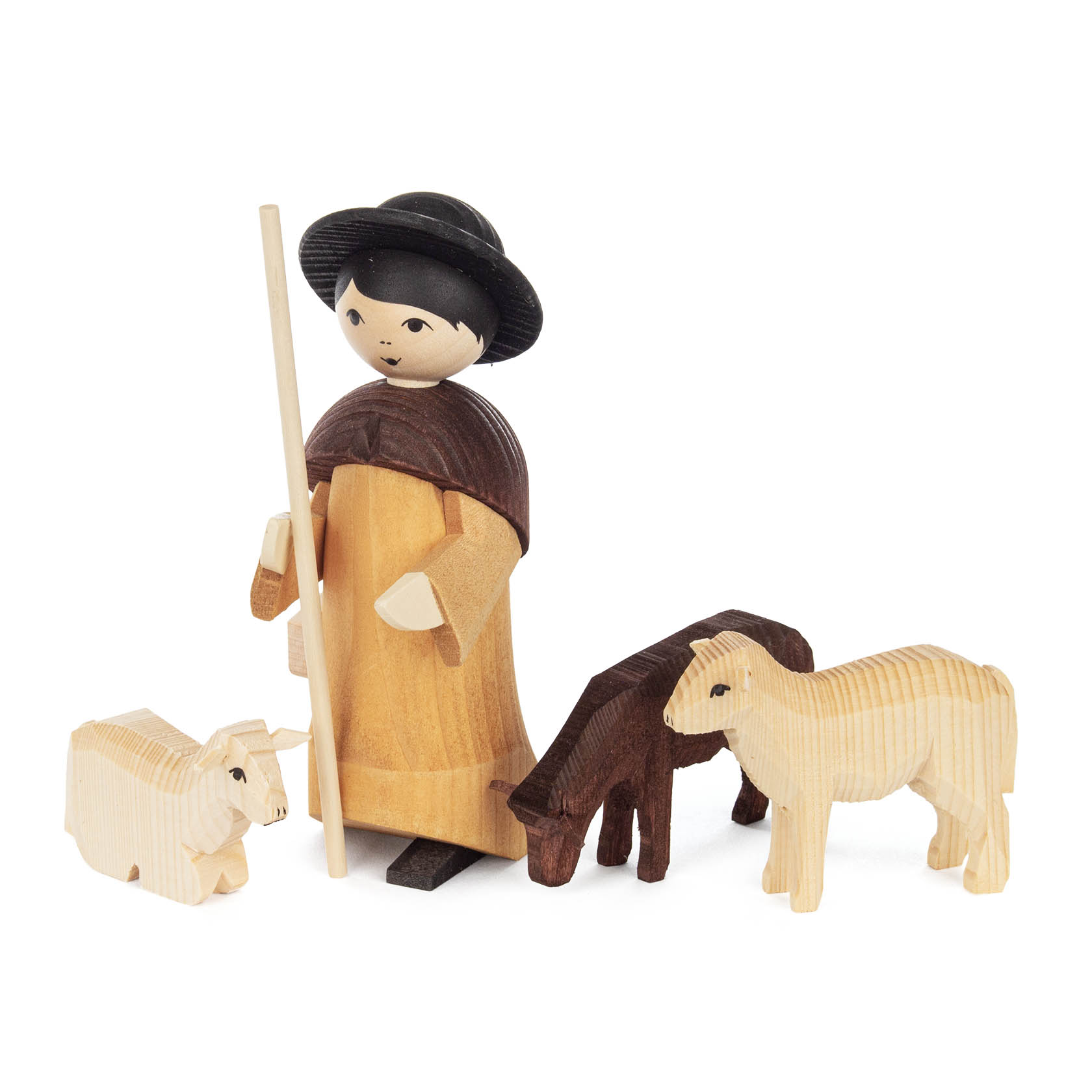 Holzfigur eines Hirten mit Hut und Stab, begleitet von drei unterschiedlich gefärbten geschnitzten Schafen, in einer künstlerischen Darstellung. im Dregeno Online Shop günstig kaufen
