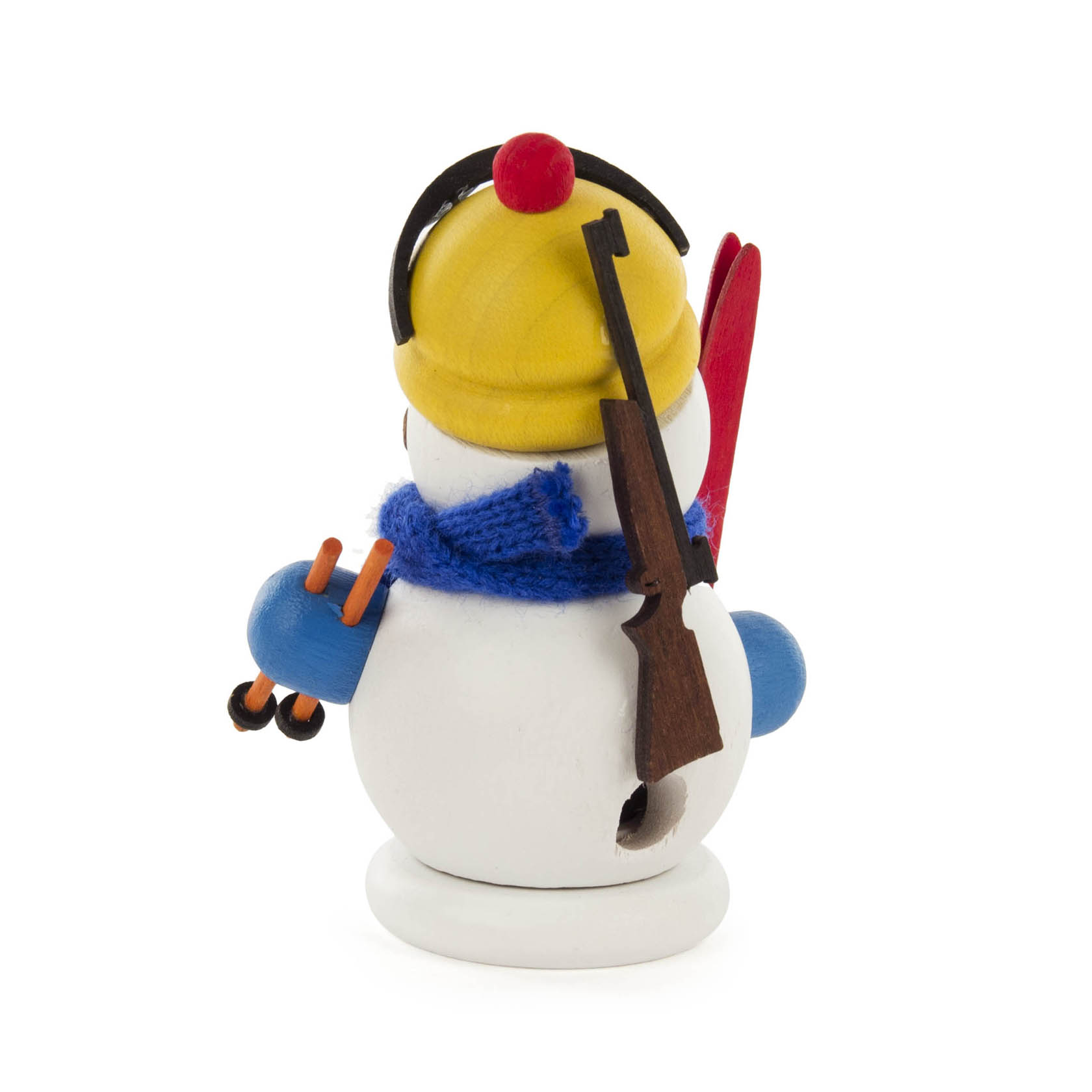 Mini-Räuchermann in Form eines Schneemanns mit gelber Mütze und blauer Schal. Er hält Skistöcke, hat ein Gewehr auf dem Rücken und rote Skier.