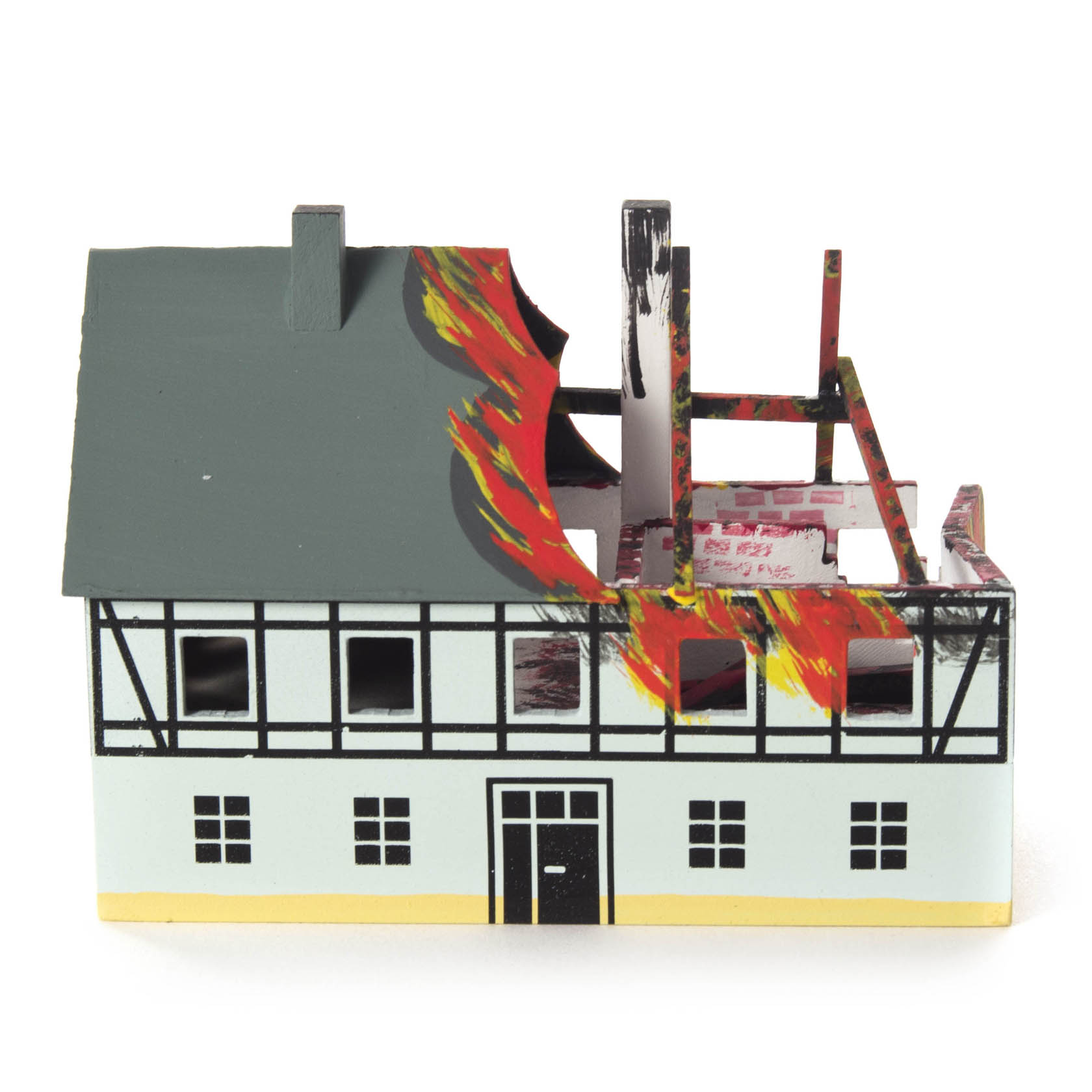 Miniatur eines zweigeschossigen Hauses mit schwarz-weißem Fachwerk, bei dem das obere Stockwerk in Flammen steht. im Dregeno Online Shop günstig kaufen