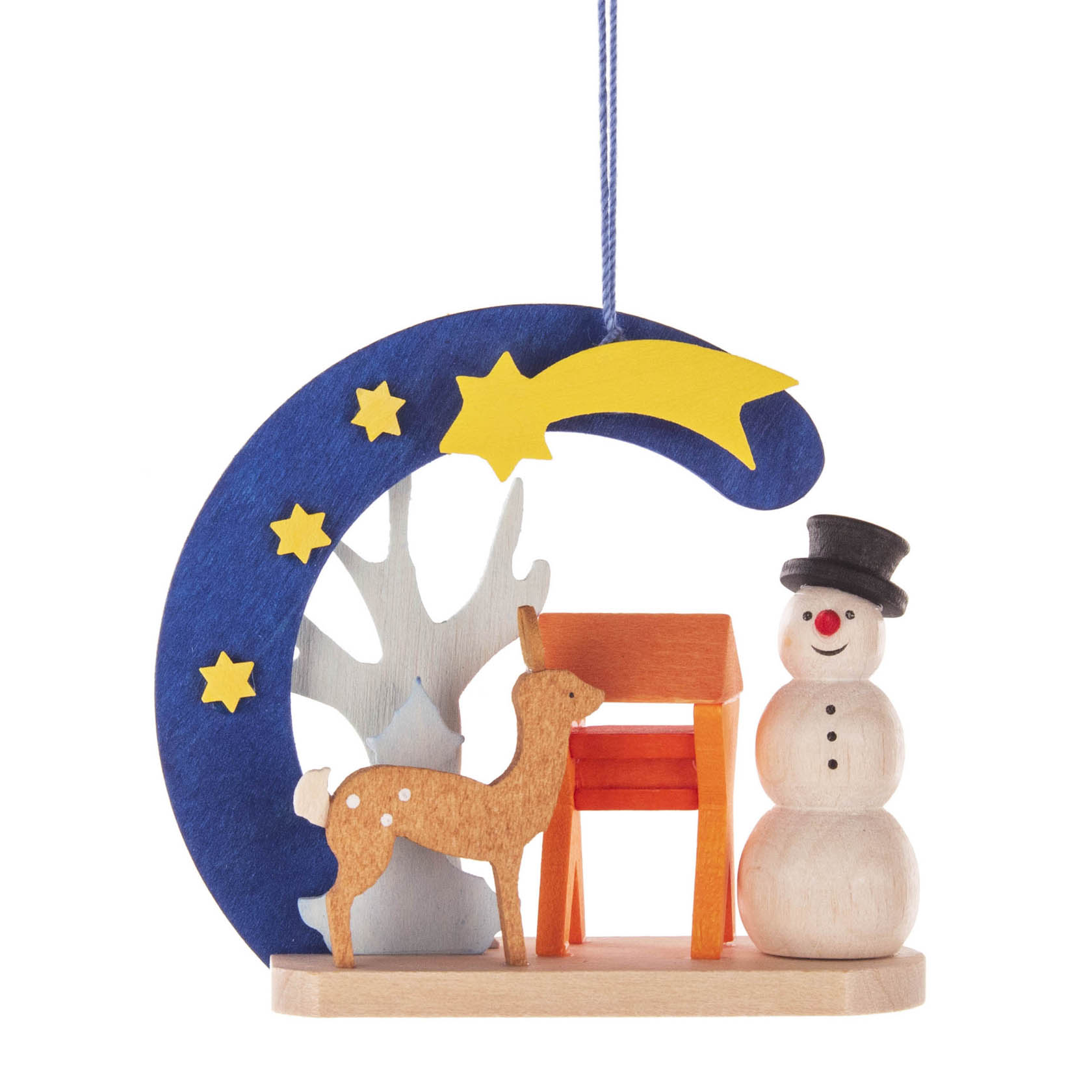 Holzanhänger in Form eines Halbmondes, verziert mit einem Schneemann, einem Reh, einem Baum und einem gelben Stern. im Dregeno Online Shop günstig kaufen