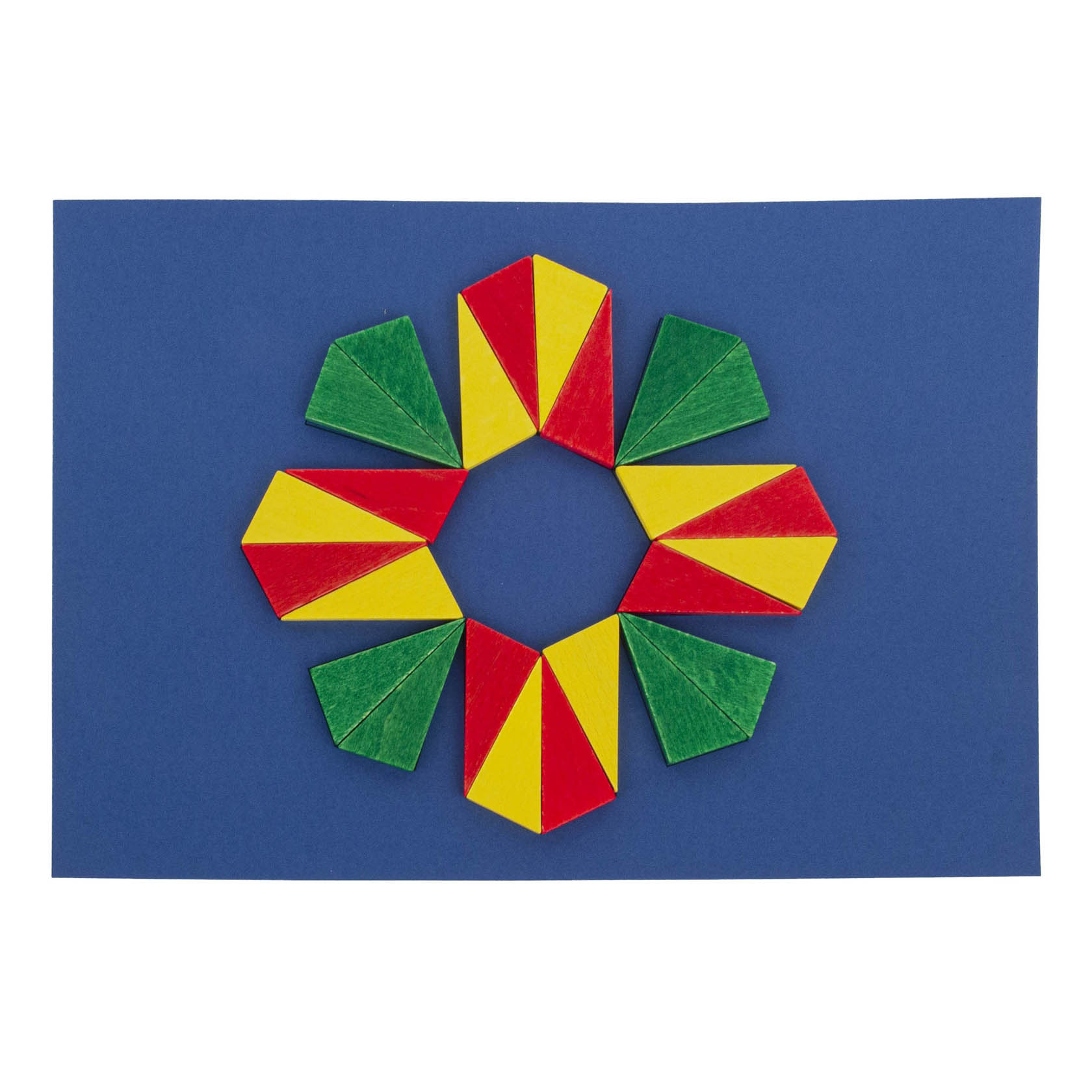 Farbig gefaltete, sechseckige Origami-Formen aus roten, gelben und grünen Dreiecken bilden einen Kreis auf einer blauen Oberfläche.