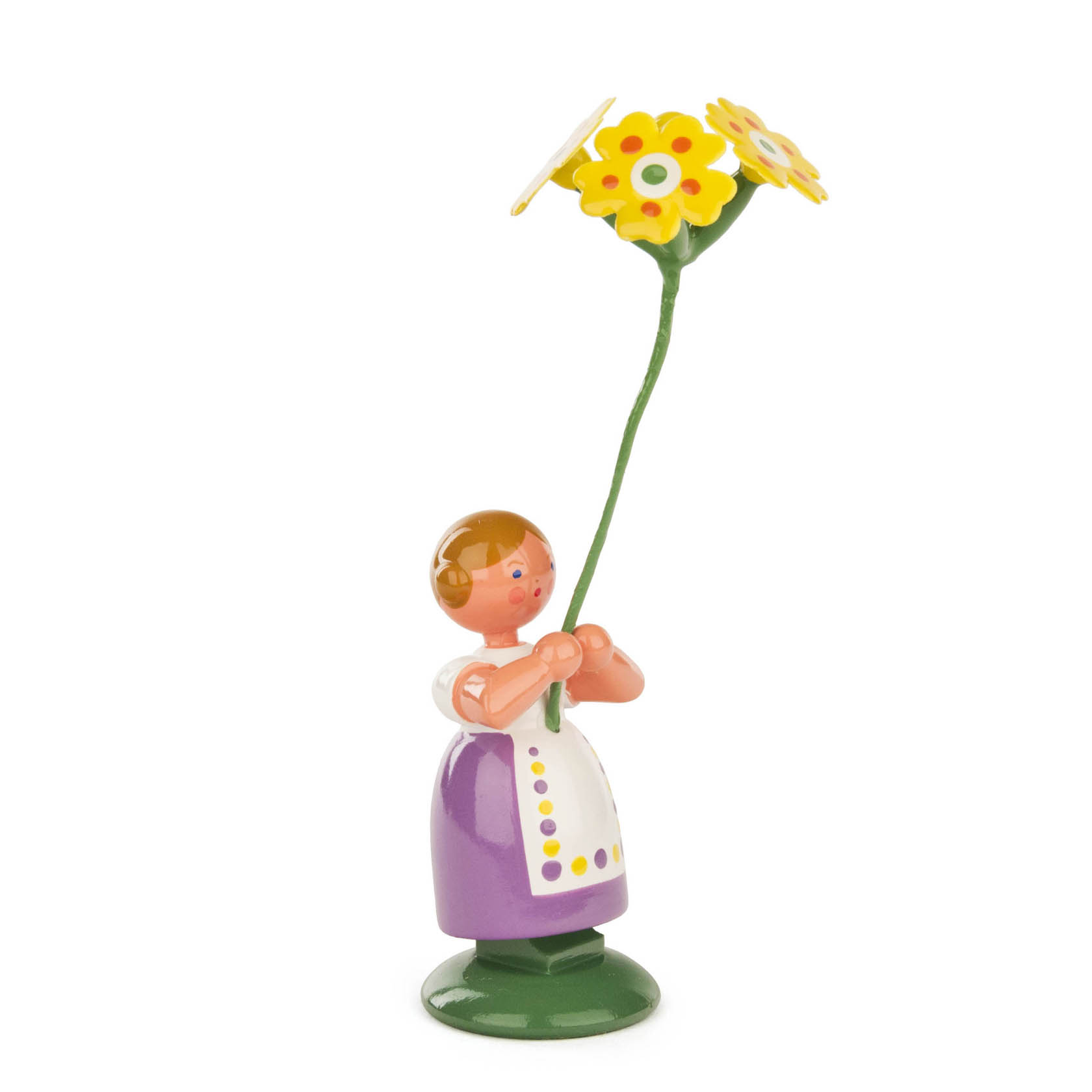 Eine Holzfigur eines Mädchens mit braunem Haar, einem weißen Schürzenkleid und einem violetten Rock, das einen gelben Himmelschlüssel in den Händen hält. im Dregeno Online Shop günstig kaufen