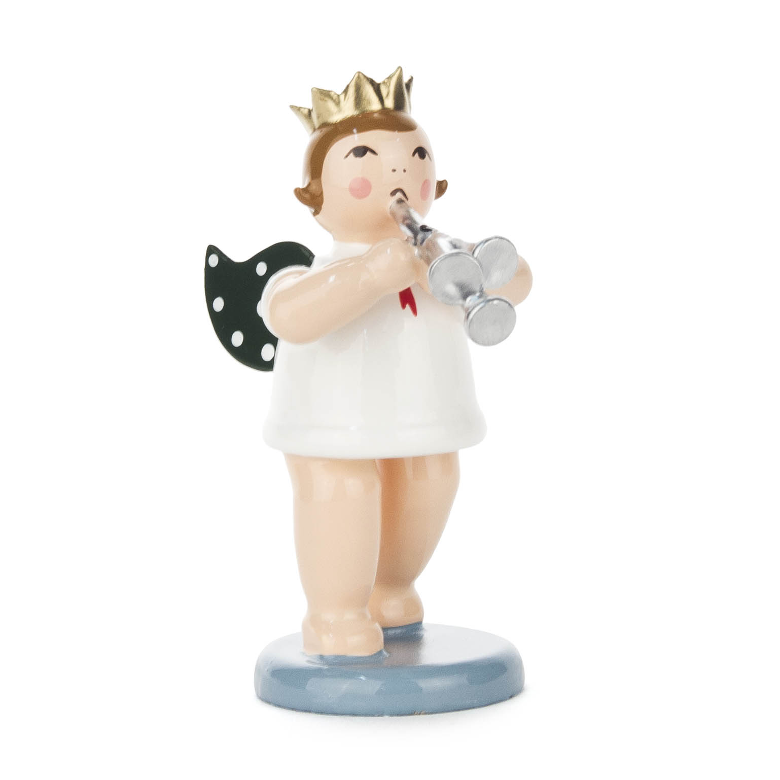 Eine Engel-Figur mit weißem Kleid, goldener Krone und grünen Flügeln spielt eine silberne Martinstrompete. im Dregeno Online Shop günstig kaufen