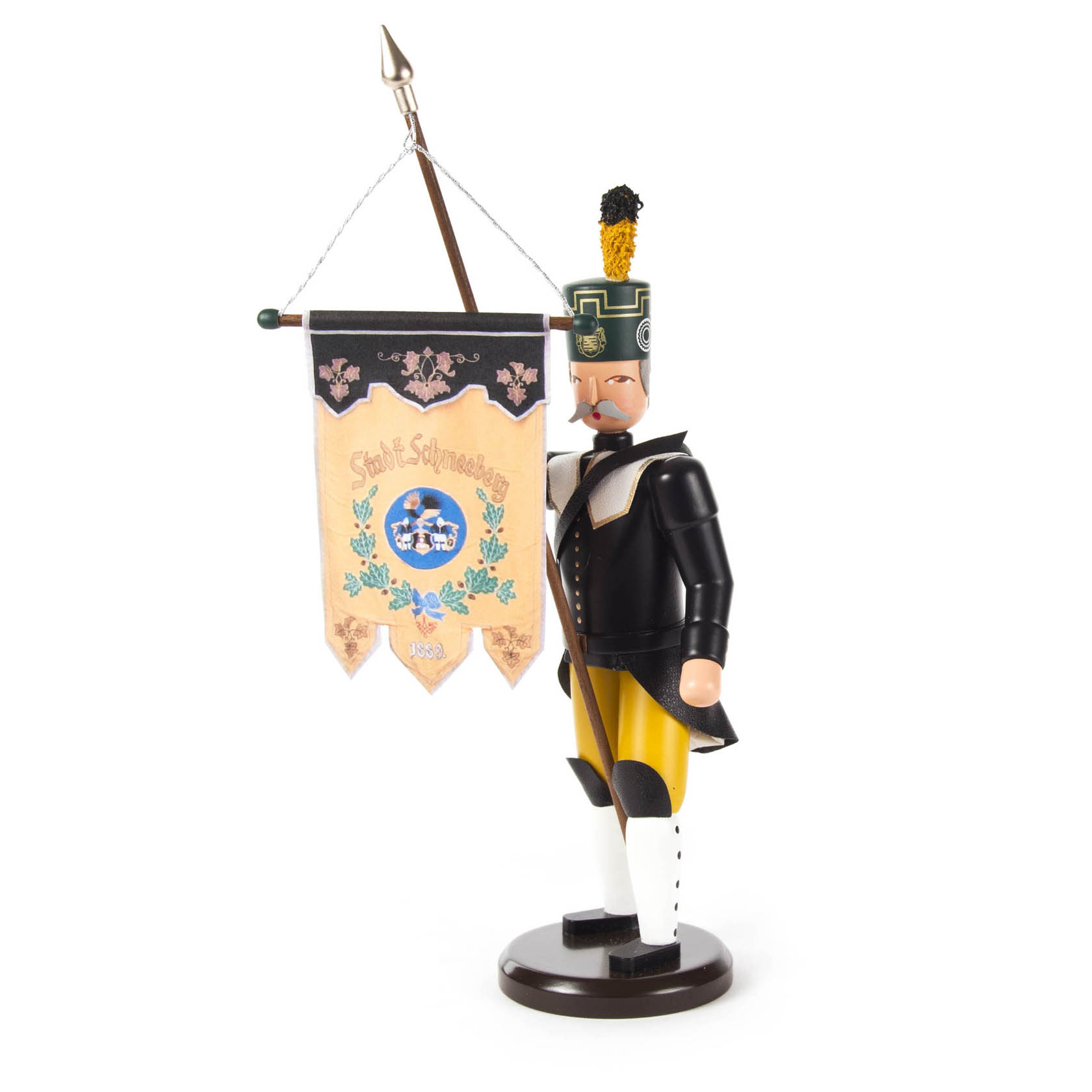 Holzfigur eines Bergmanns mit traditioneller Uniform, gelben Hosen, Helm mit Feder und einem Standartenbanner 'Stadt Schneeberg' tragend. im Dregeno Online Shop günstig kaufen