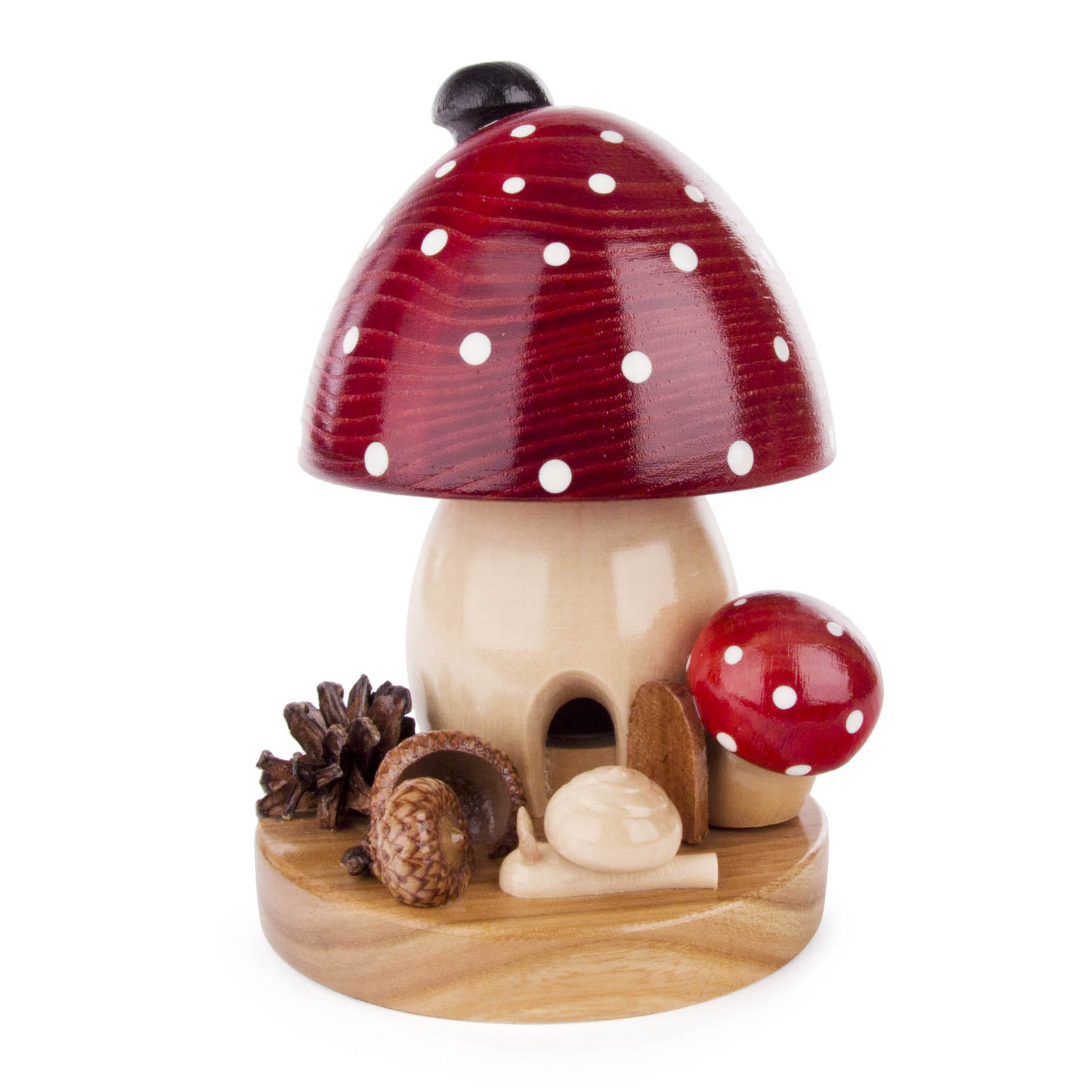 Räucherfigur in Form eines großen Fliegenpilzes mit rotem, gepunktetem Hut. Neben dem großen Pilz steht ein kleinerer Pilz und es liegen Tannenzapfen daneben. im Dregeno Online Shop günstig kaufen