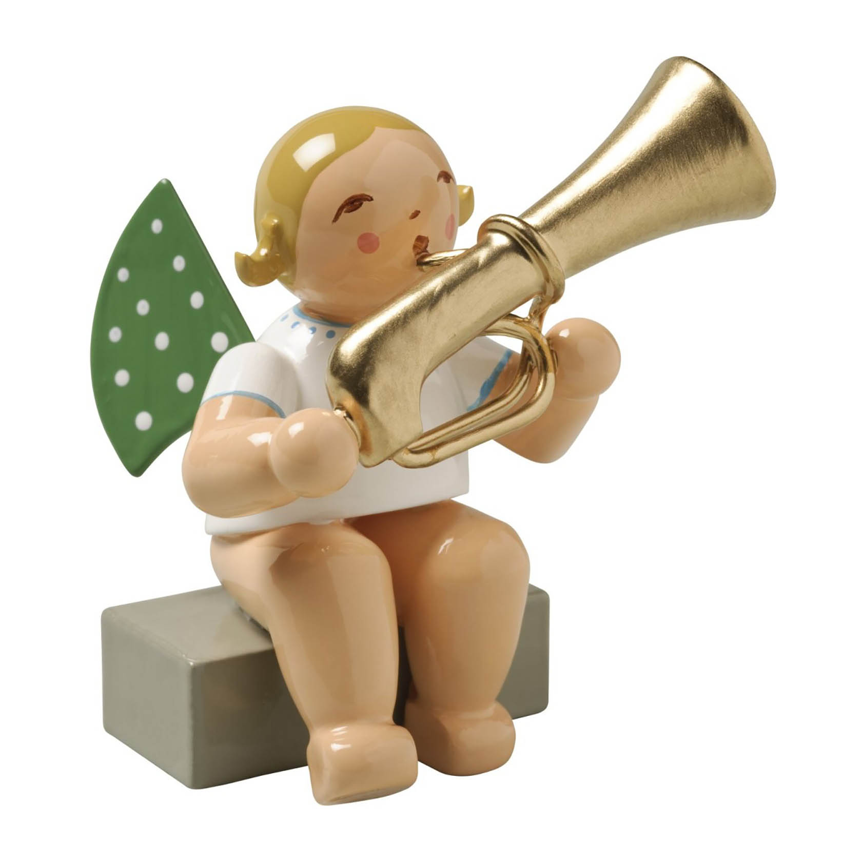 Holzengel mit grün gepunkteten Flügeln sitzt auf einem Sockel und spielt eine goldene Basstrompete. im Dregeno Online Shop günstig kaufen