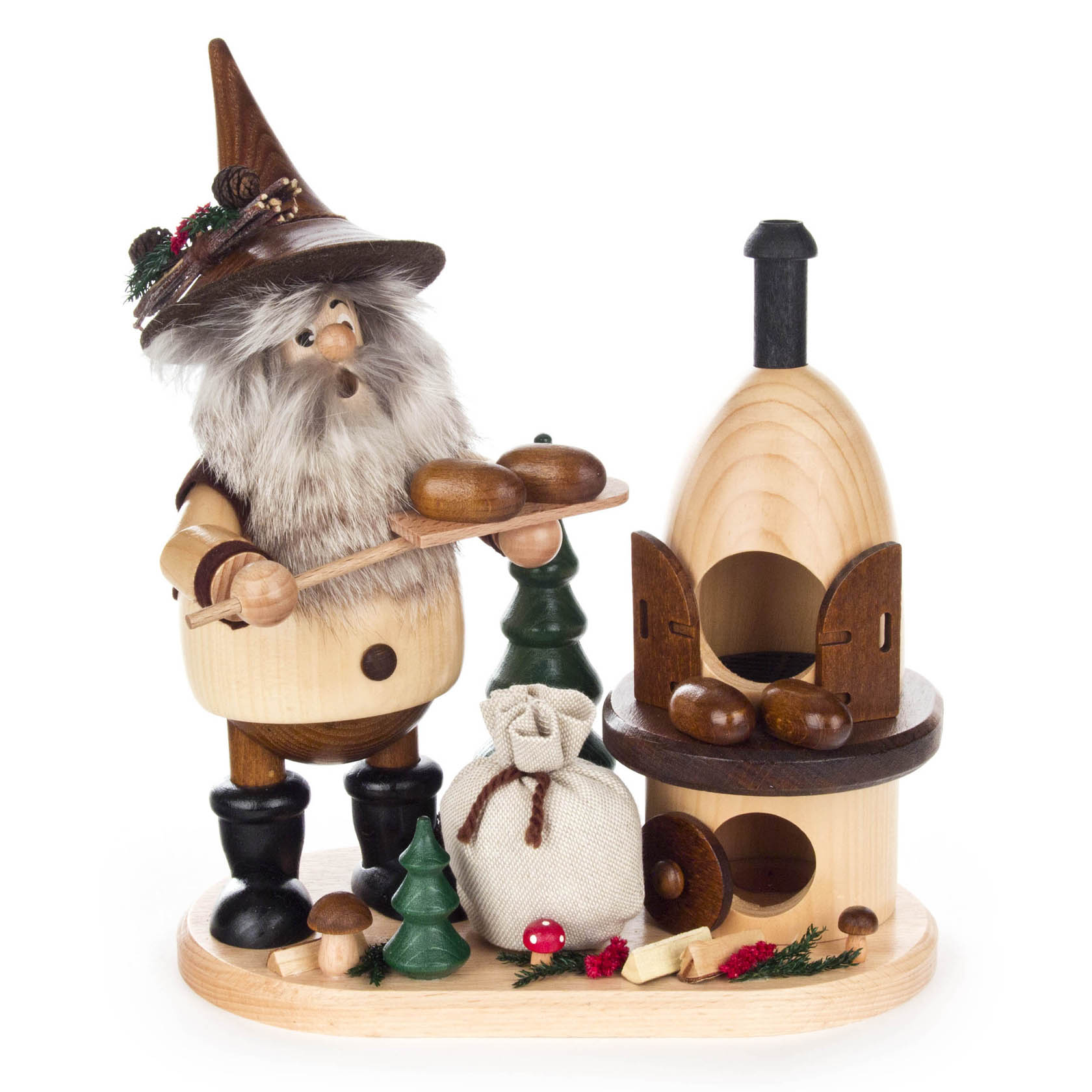 Holzfigur eines Waldwichtels als Bäcker mit grauem Bart, großem Hut, Holzofen und Broten. Daneben ein Sack und Pilze auf einer Holzplattform.