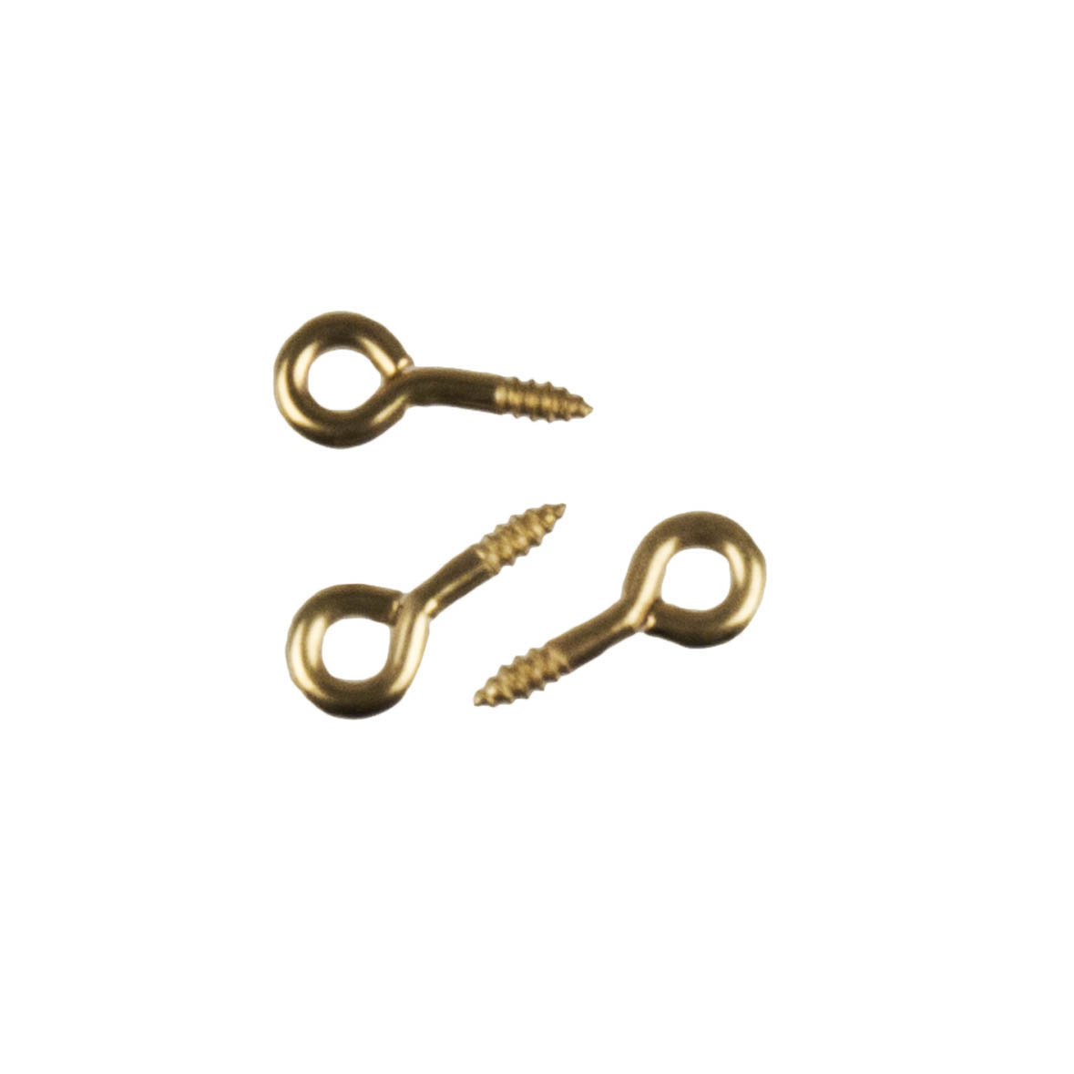 Drei kleine Ringschrauben aus Messing, jede mit einer Größe von 15x7mm, auf einem weißen Hintergrund.