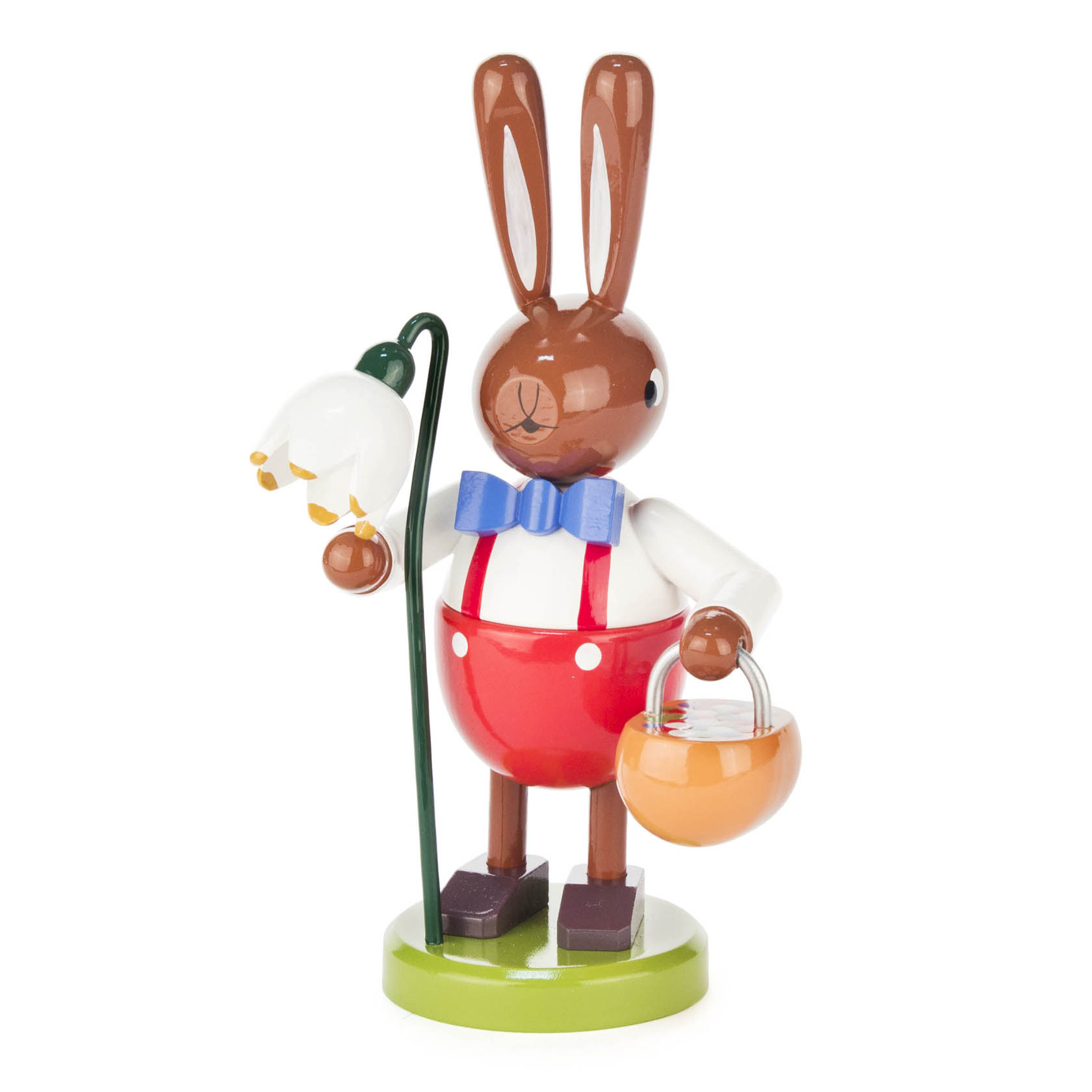 Eine große, bemalte Hasenfigur aus Holz, trägt rotes Outfit mit blauer Fliege, hält eine Glockenblume in der einen Hand und einen Korb in der anderen. im Dregeno Online Shop günstig kaufen
