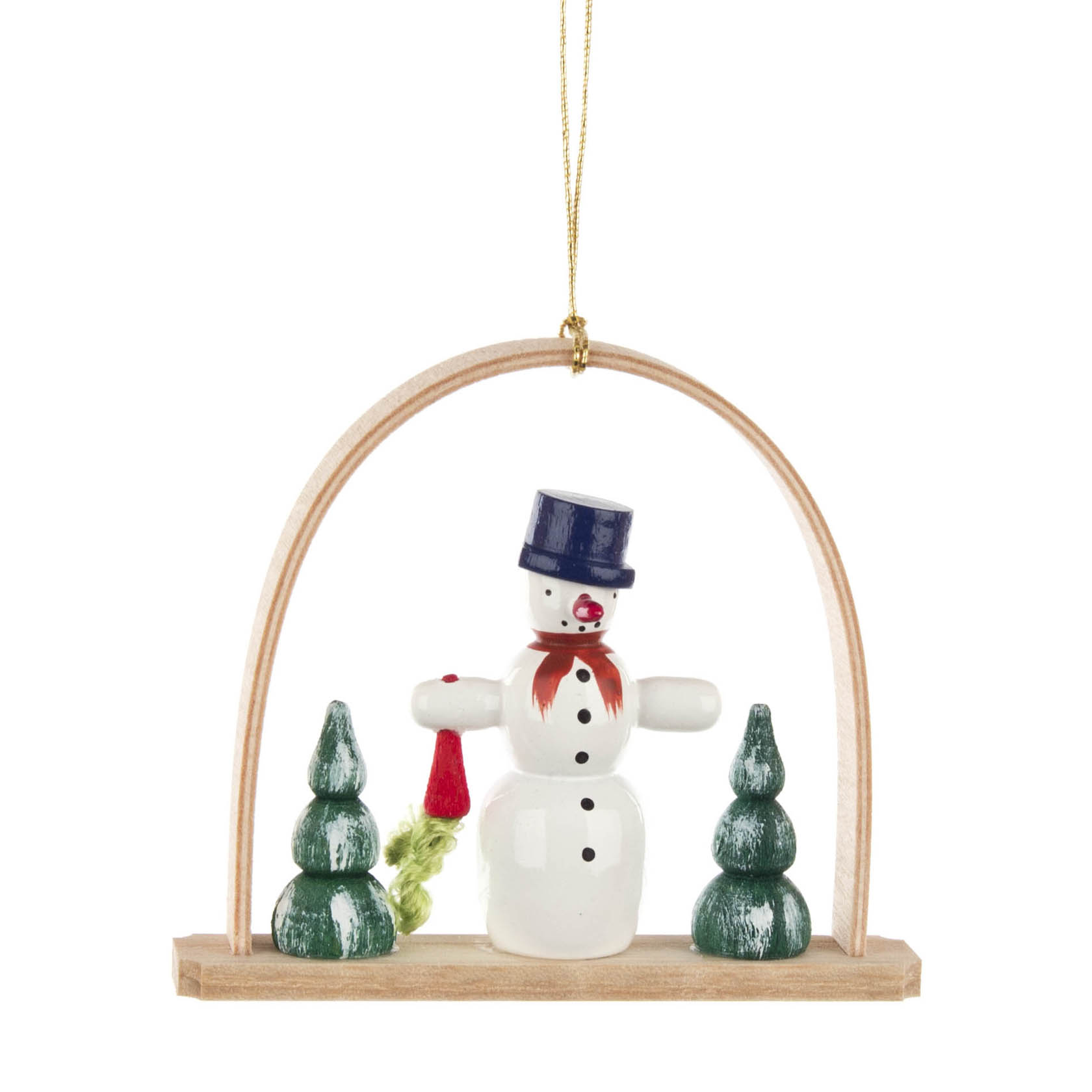 Dekorative hängende Figur eines Schneemanns mit schwarzem Zylinder und rotem Schal, der in einem Holzrahmen mit zwei kleinen Tannenbäumen steht. im Dregeno Online Shop günstig kaufen