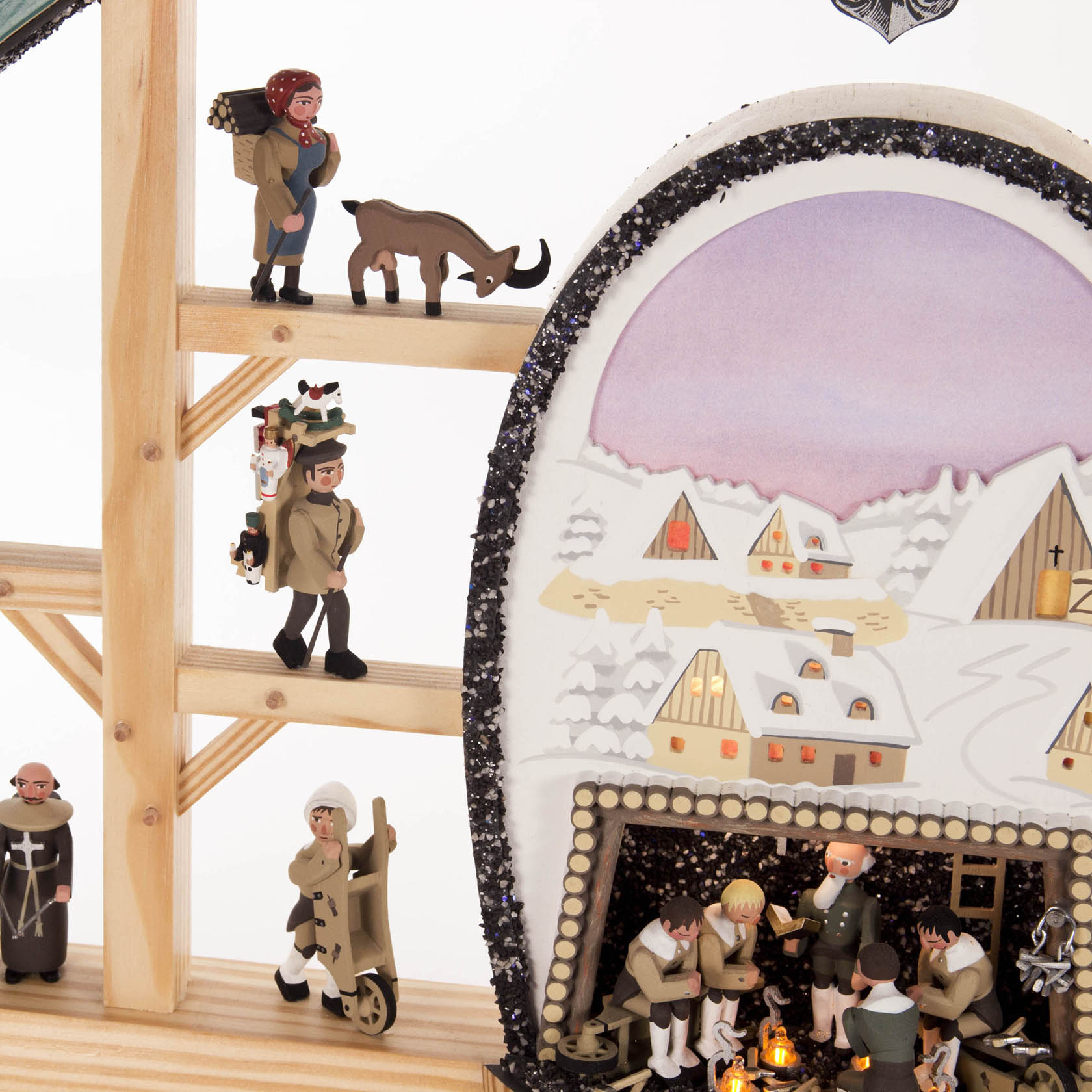 Ein detaillierter Schwibbogen mit Bergwerksszene und Erzgebirgsfiguren, darunter Bergleute um ein Feuer und Figuren, die traditionelle Berufe darstellen.