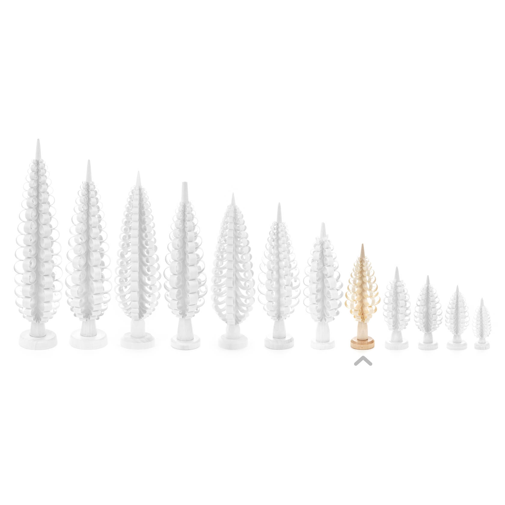 Reihe von gedrechselten Baumfiguren, die von links nach rechts immer kleiner werden. Der zweitkleinste Baum ist gold, die anderen sind weiß.